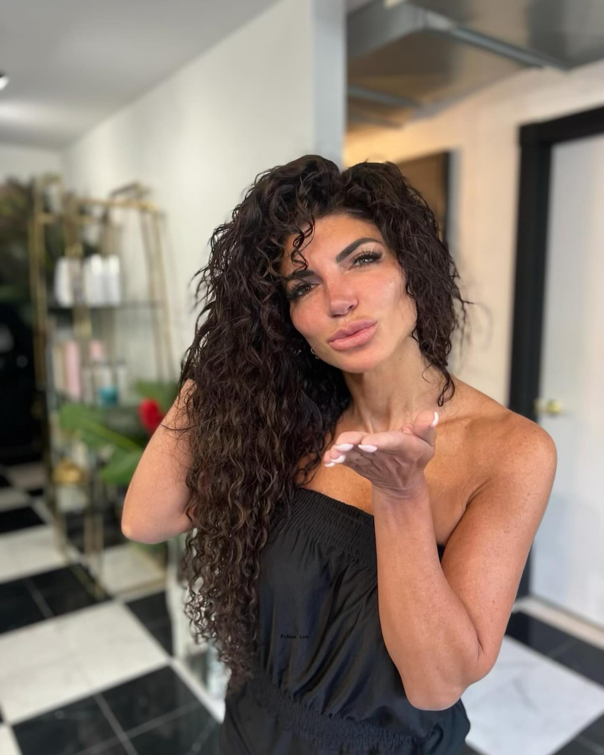 Teresa Giudice blowing a kiss. 