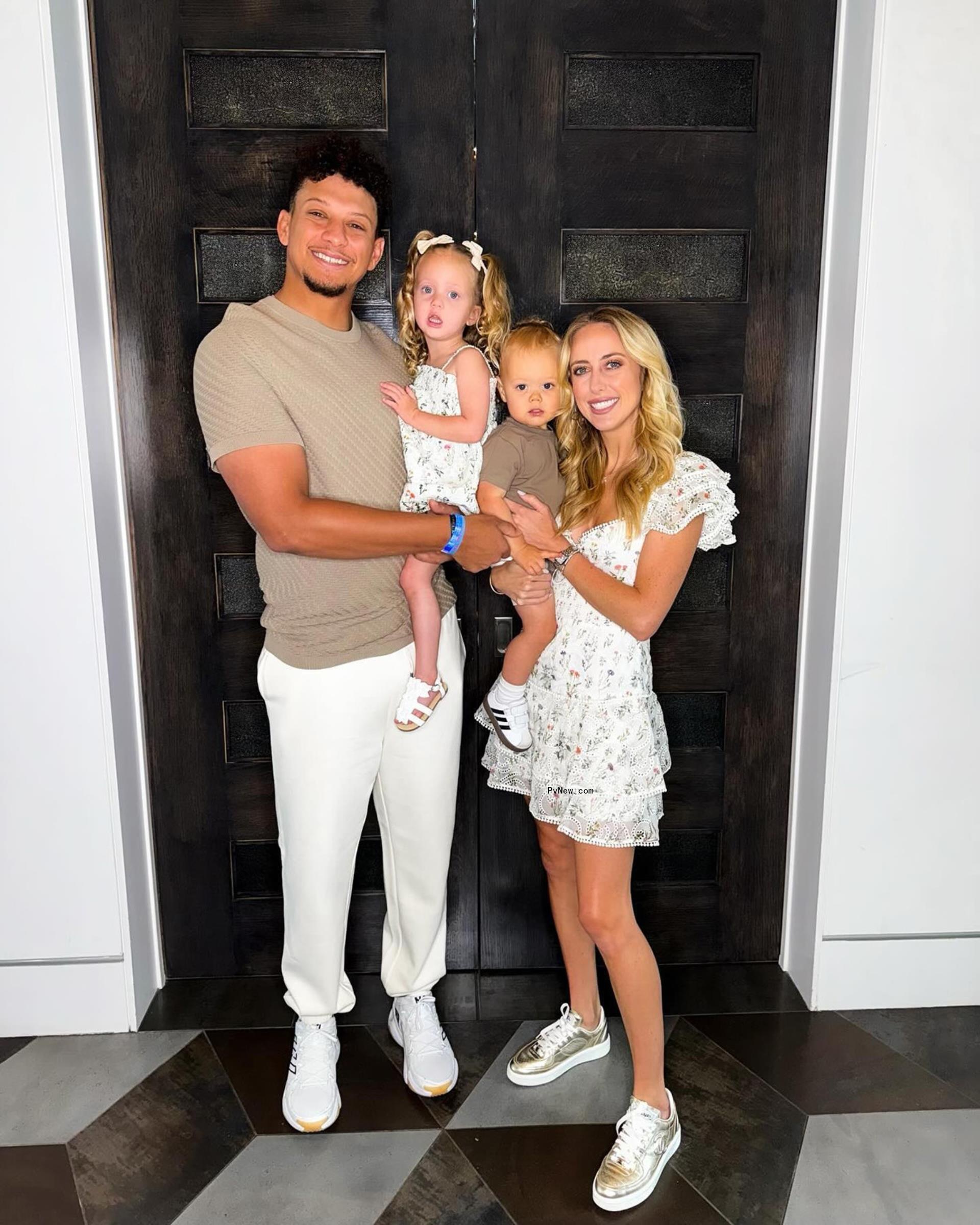 patrick and brittany mahomes walking through wimbledon