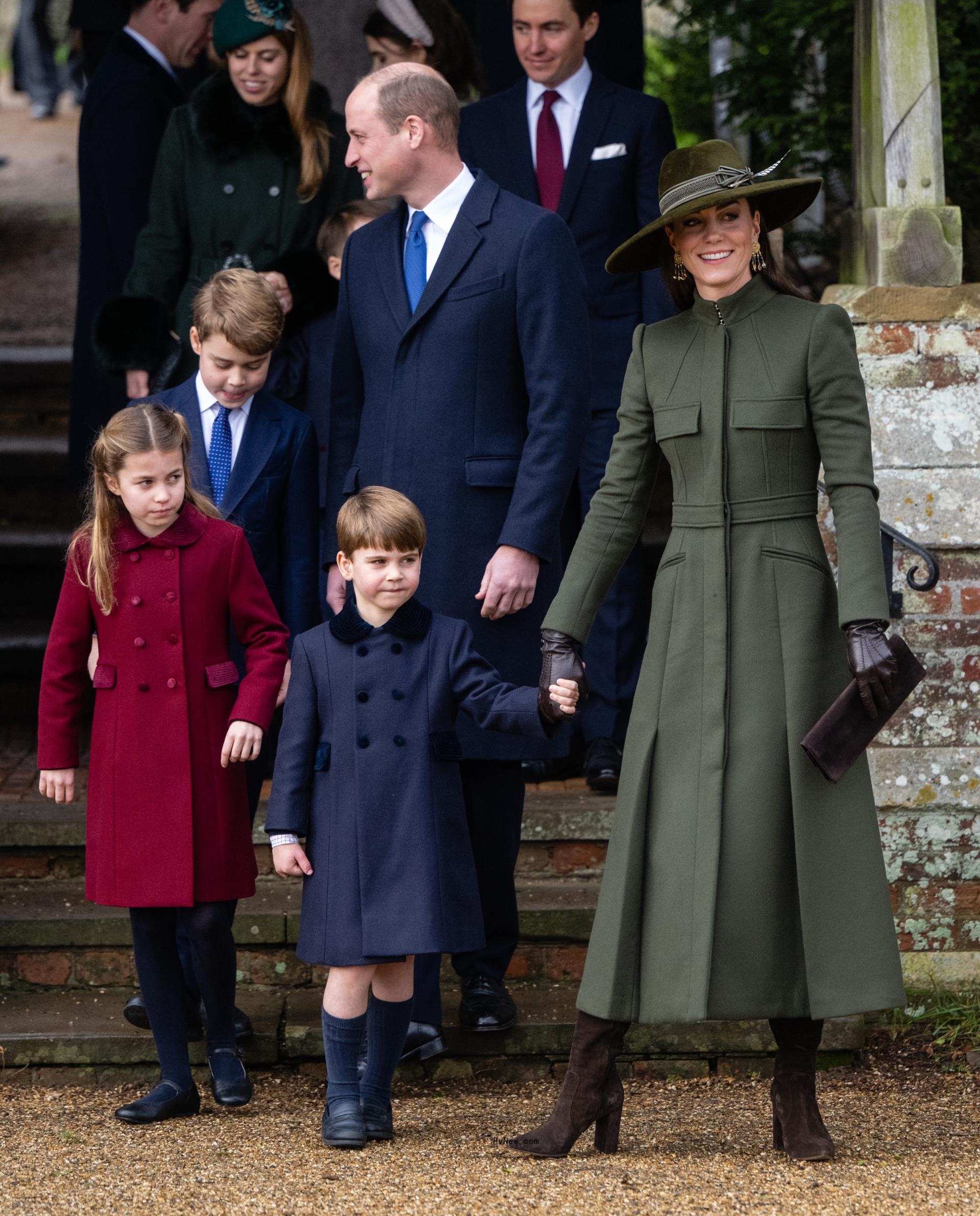 Prince George, Princess Charlotte, Prince William, Prince Louis and Kate Middleton in 2022.