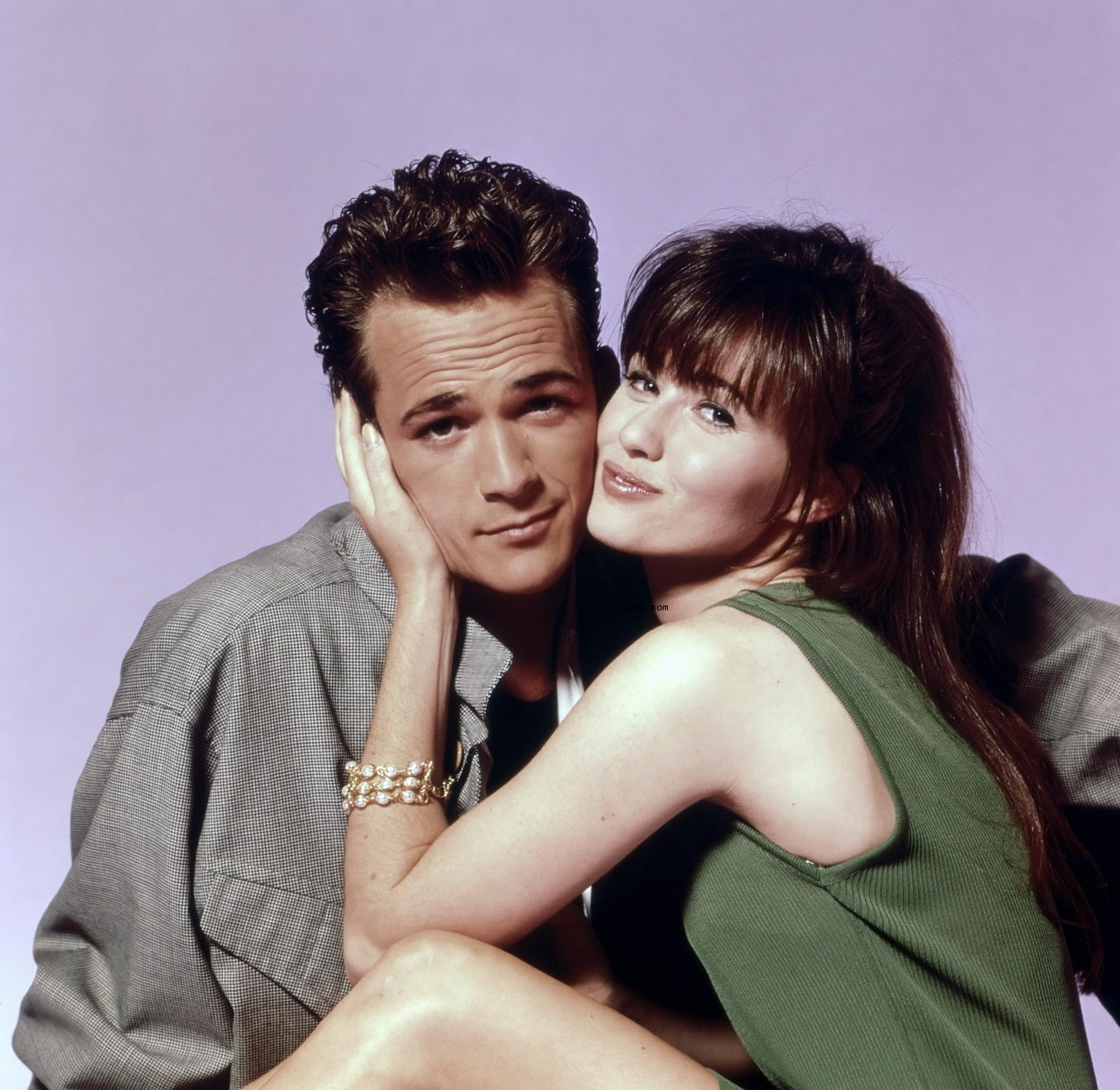 Luke Perry, Shannen Doherty posing together in the 1990s