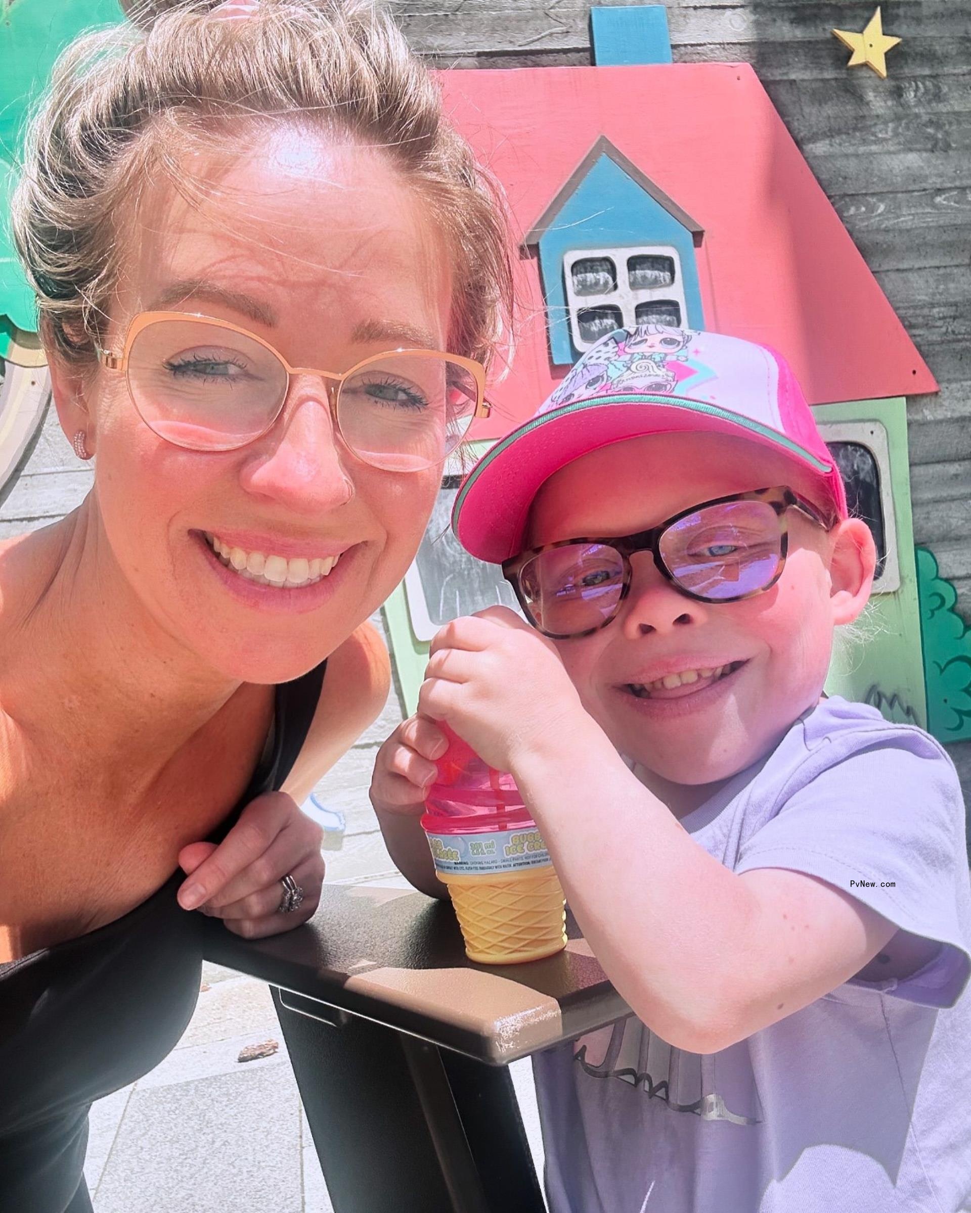 bella brave and her mom selfie