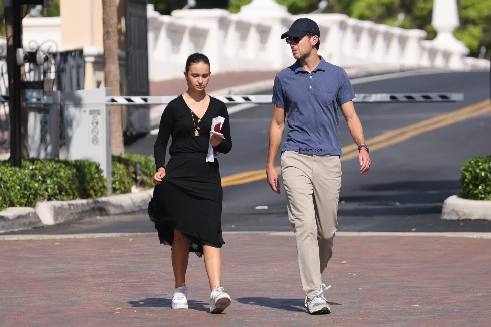 Jared Kushner and his kids arrive at temple