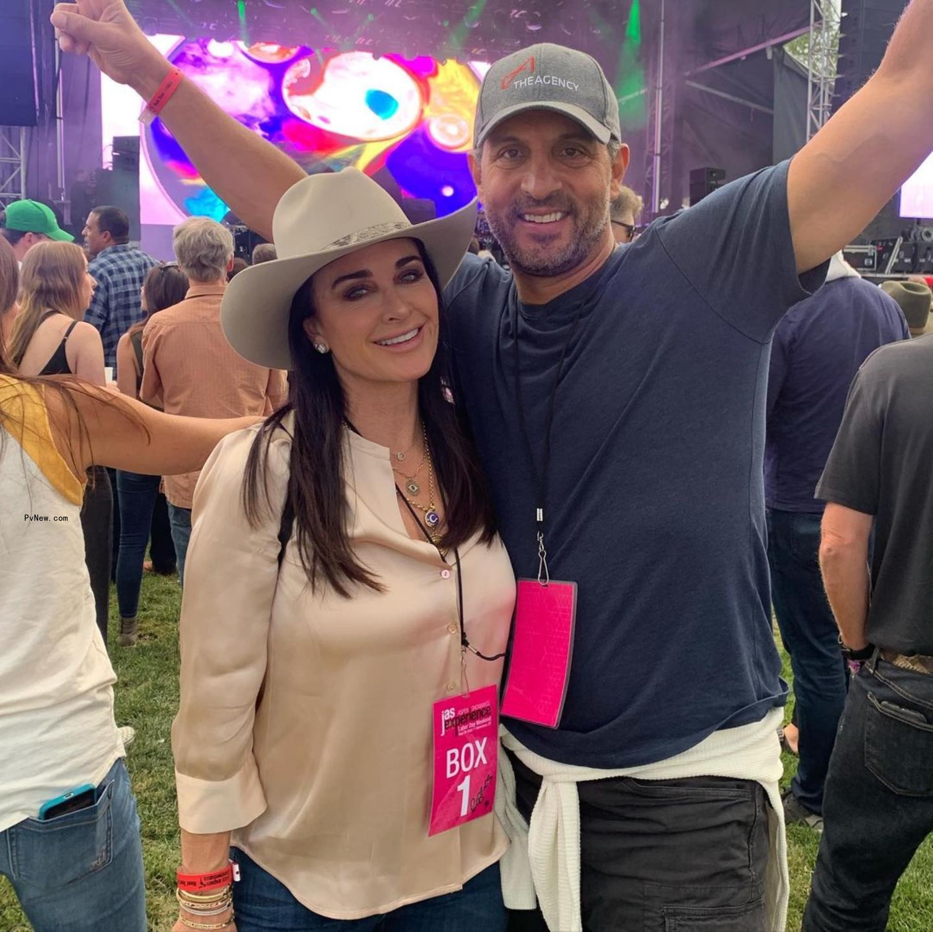 Kyle Richards, Mauricio Umansky posing together