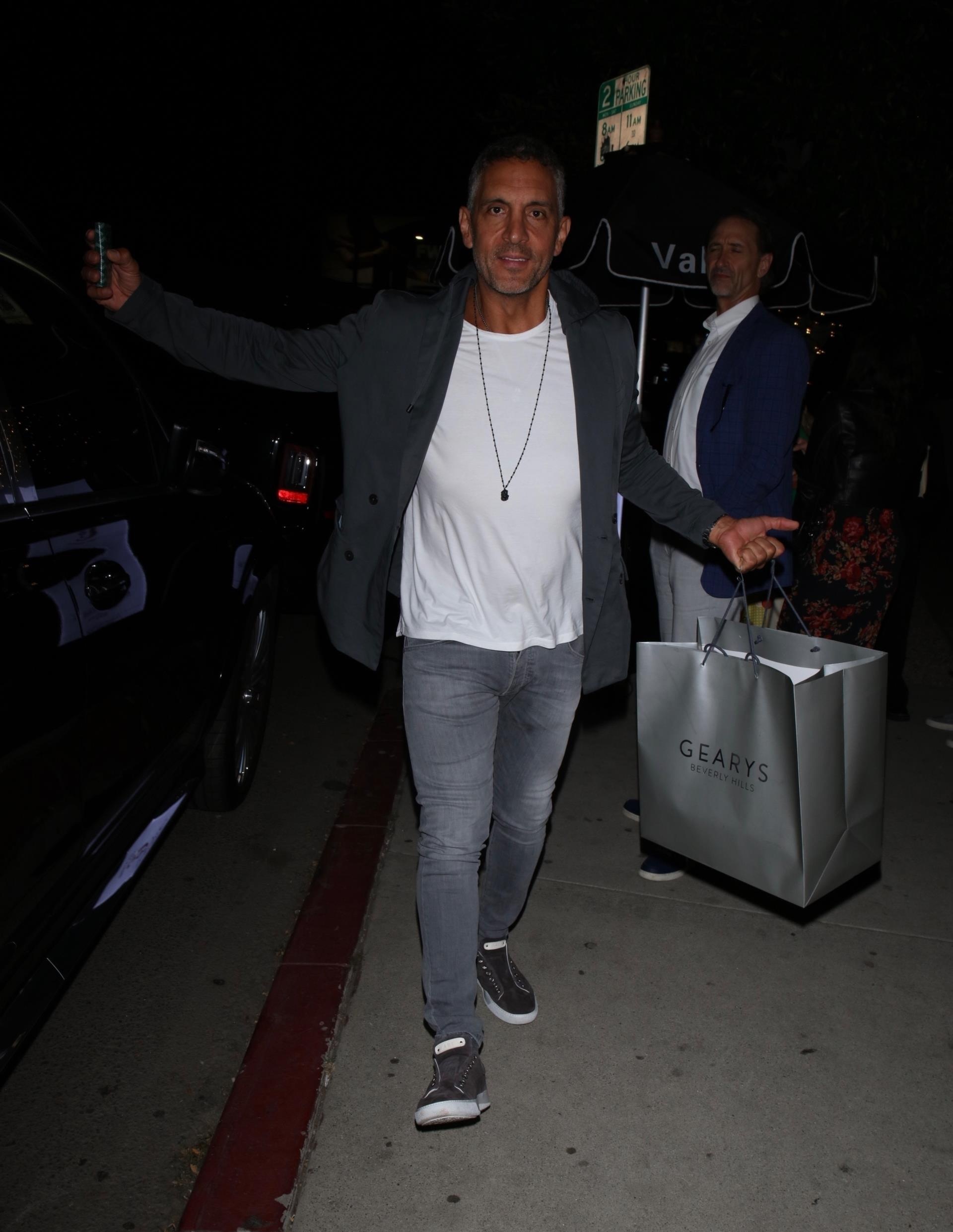 Mauricio Umansky walking