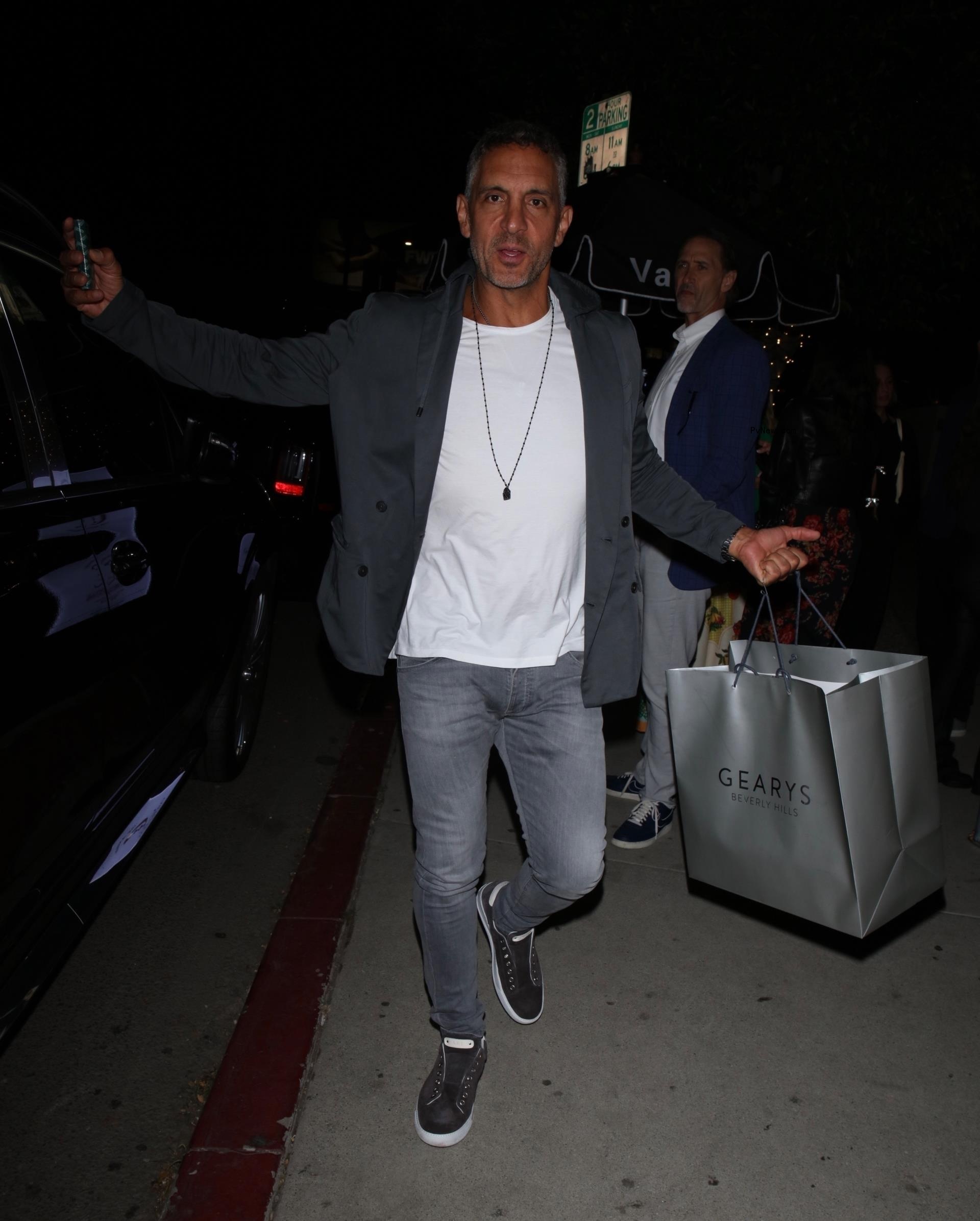 Mauricio Umansky walking