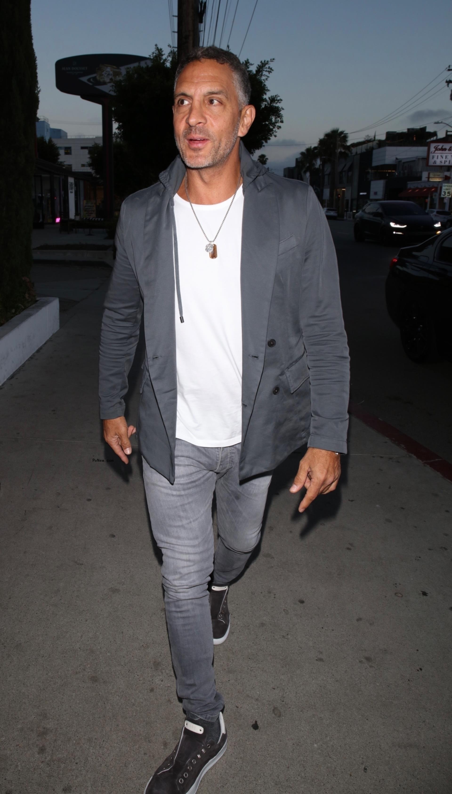 Mauricio Umansky walking