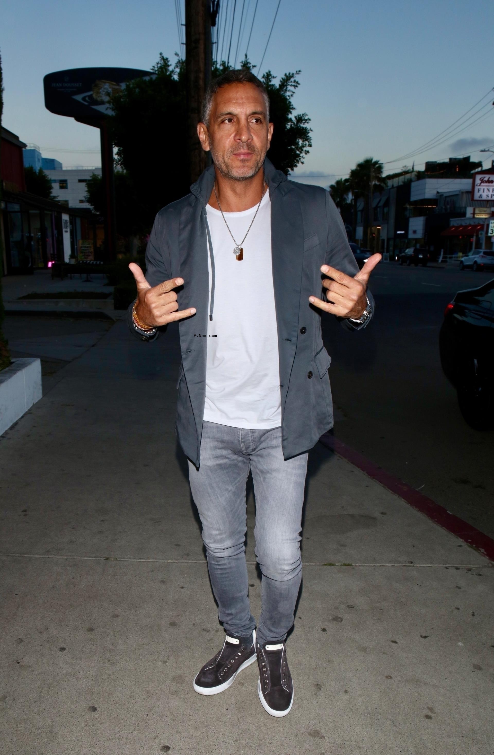 Mauricio Umansky walking