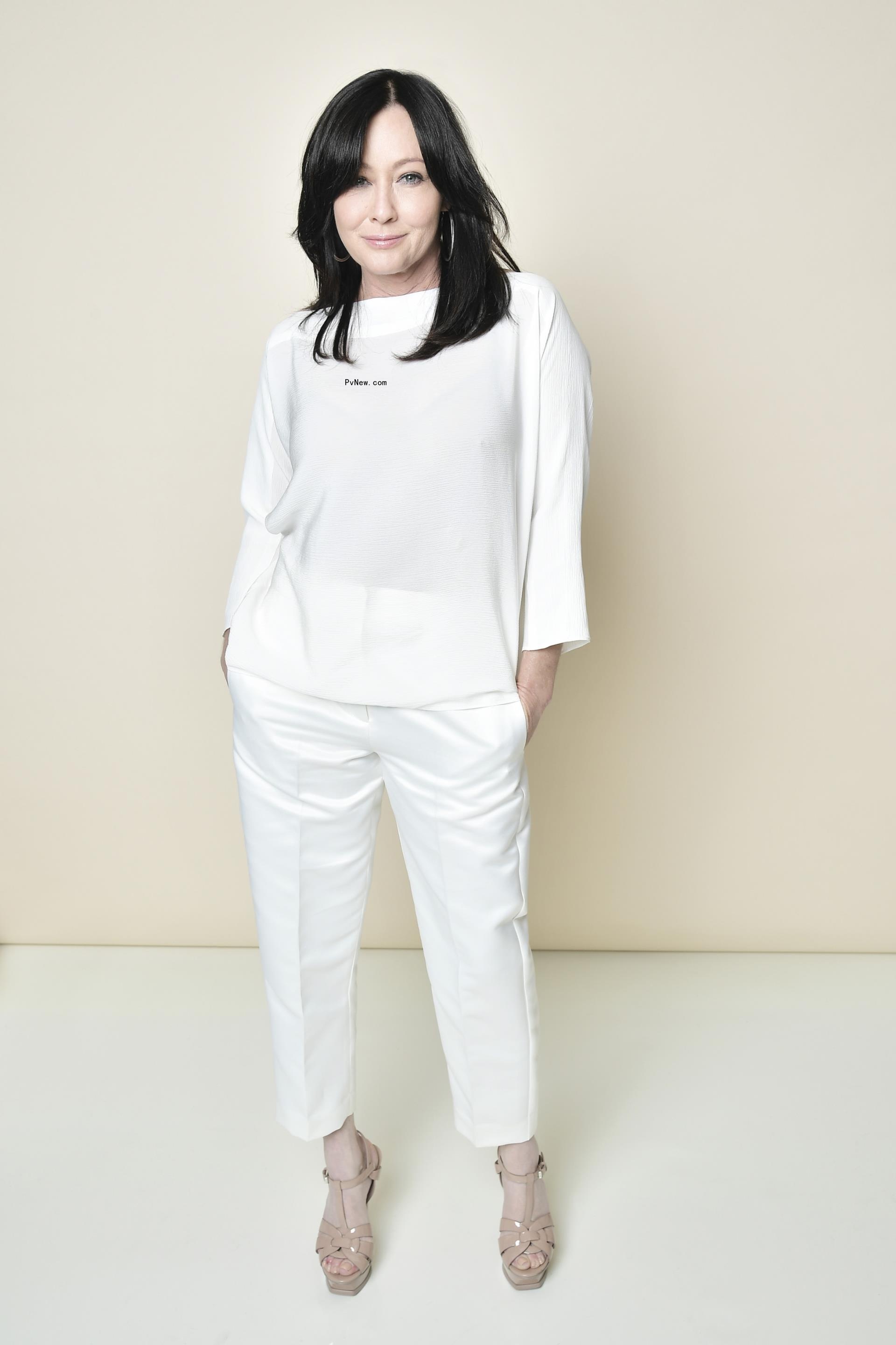 Shannen Doherty posing for a photo
