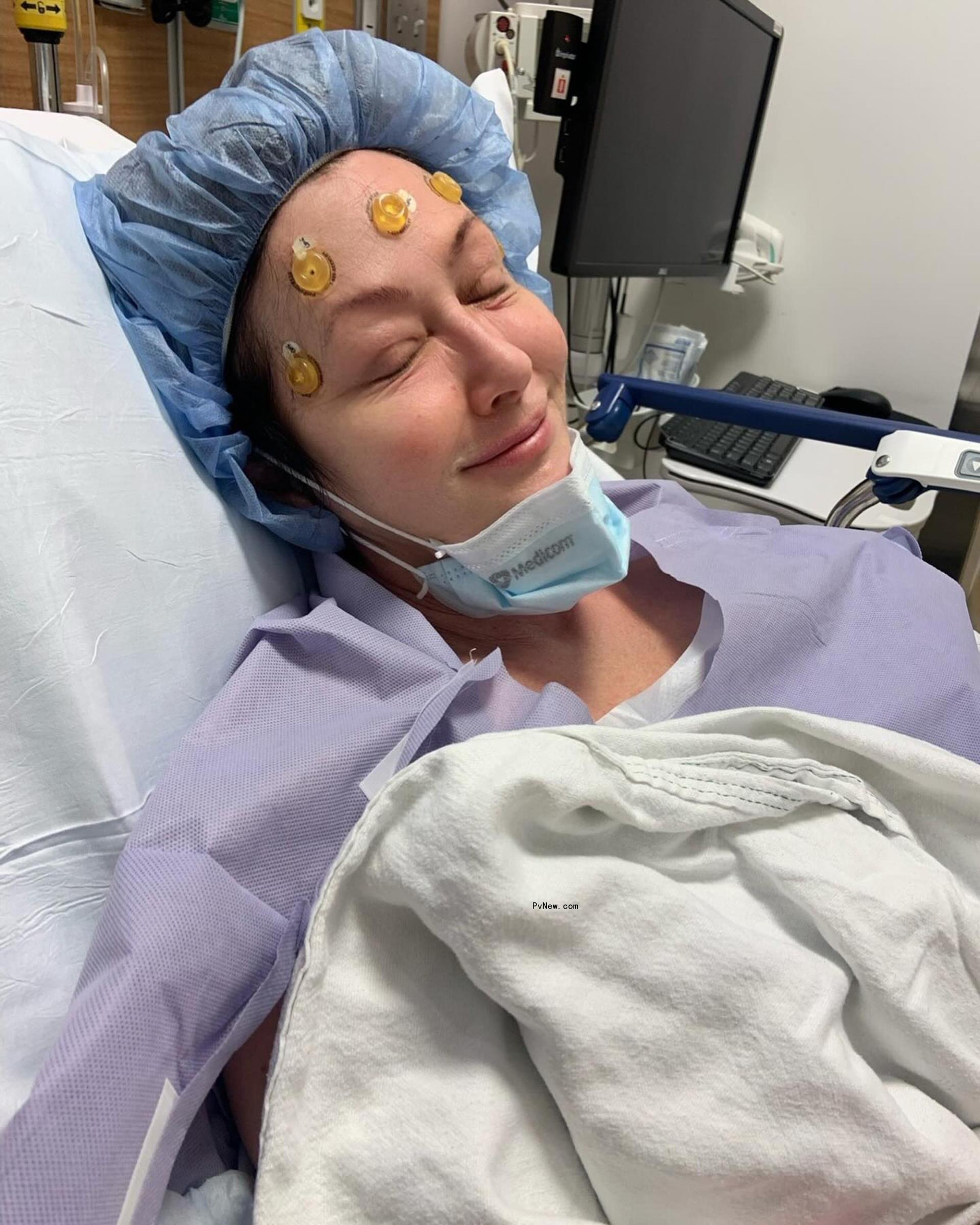 Shannen Doherty in a hospital bed