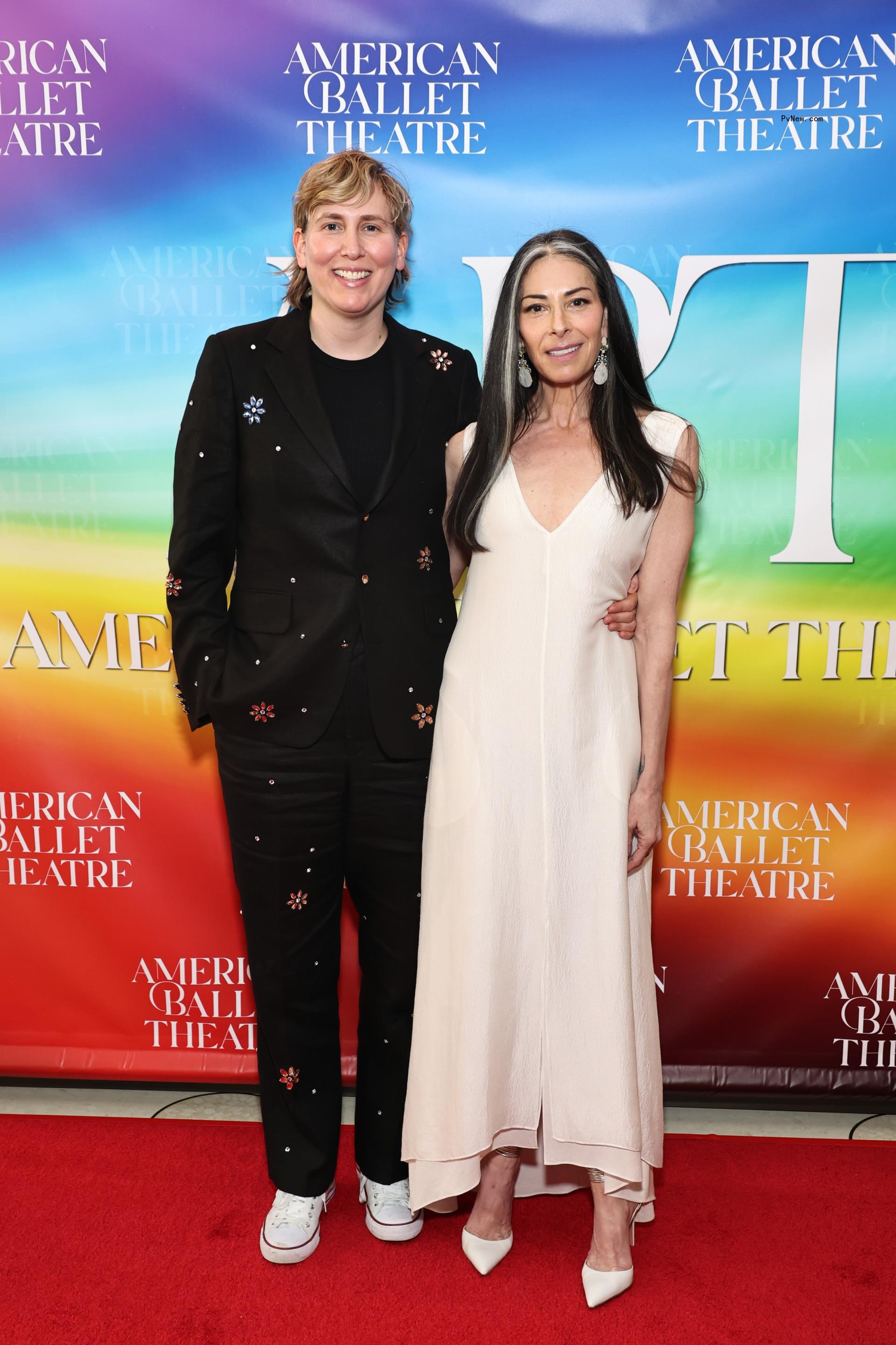 Cat Yezbak and Stacy Lo<i></i>ndon posing on a red carpet