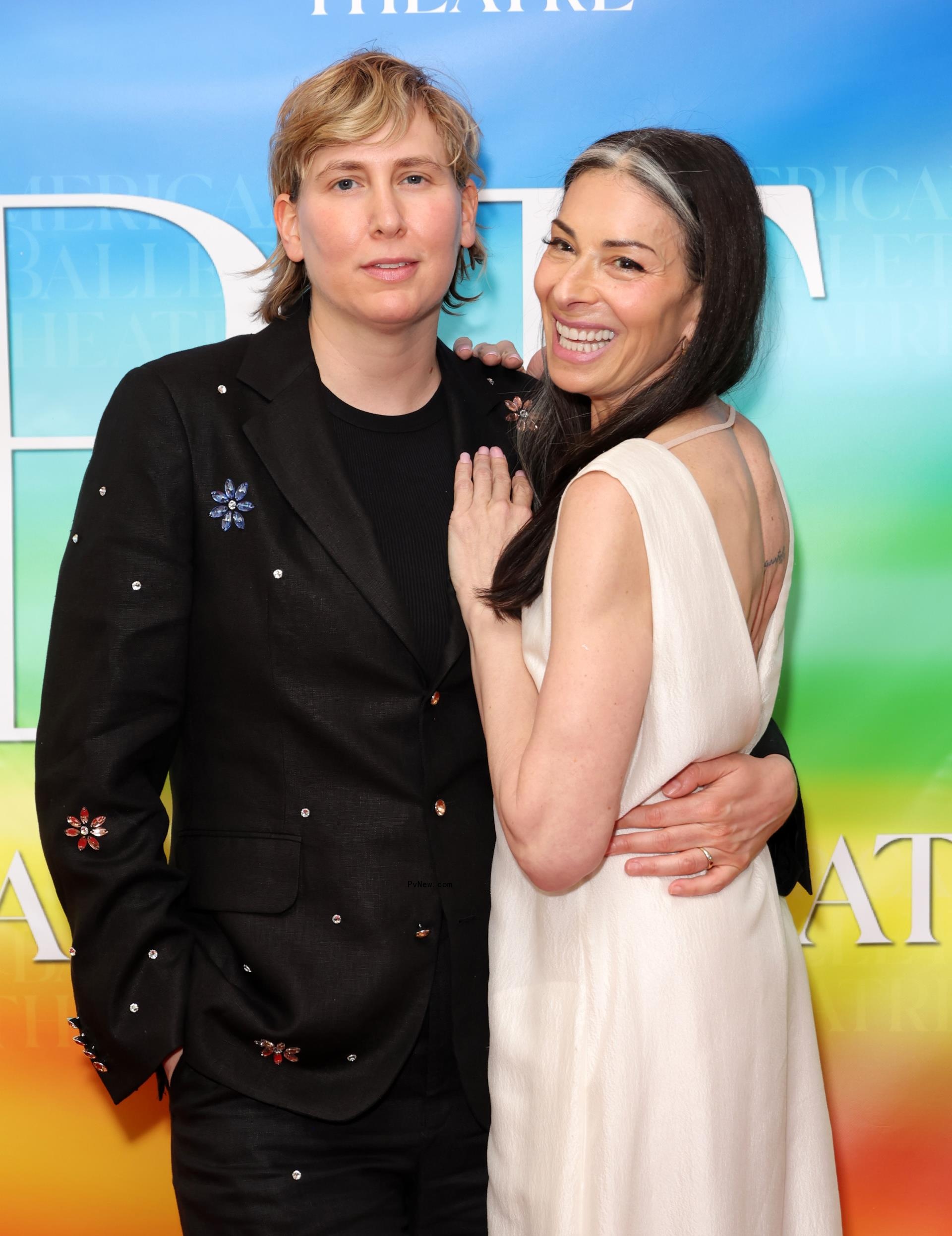 Cat Yezbak and Stacy Lo<i></i>ndon posing together on the red carpet