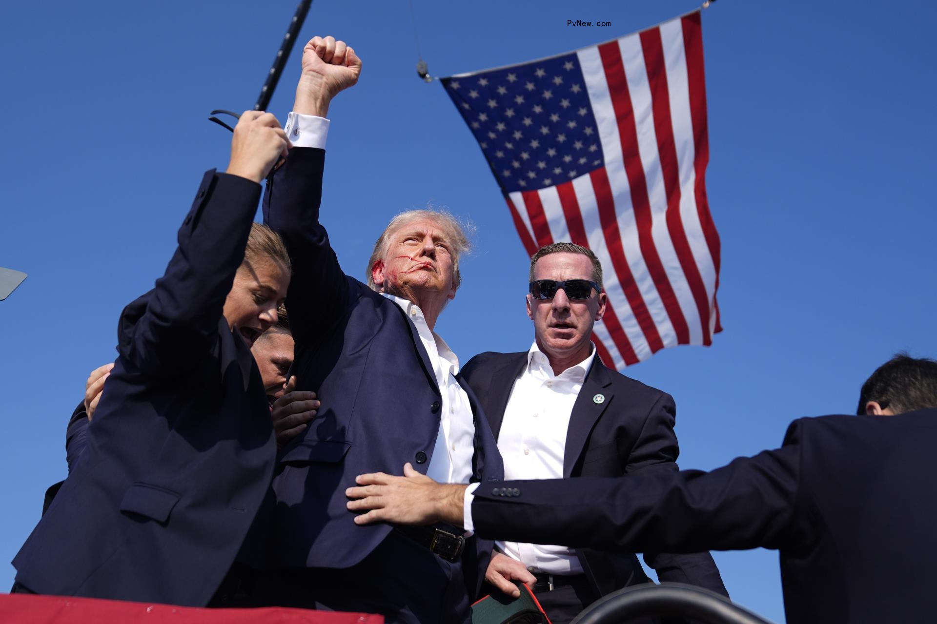 Do<i></i>nald Trump and Secret Service at his rally.