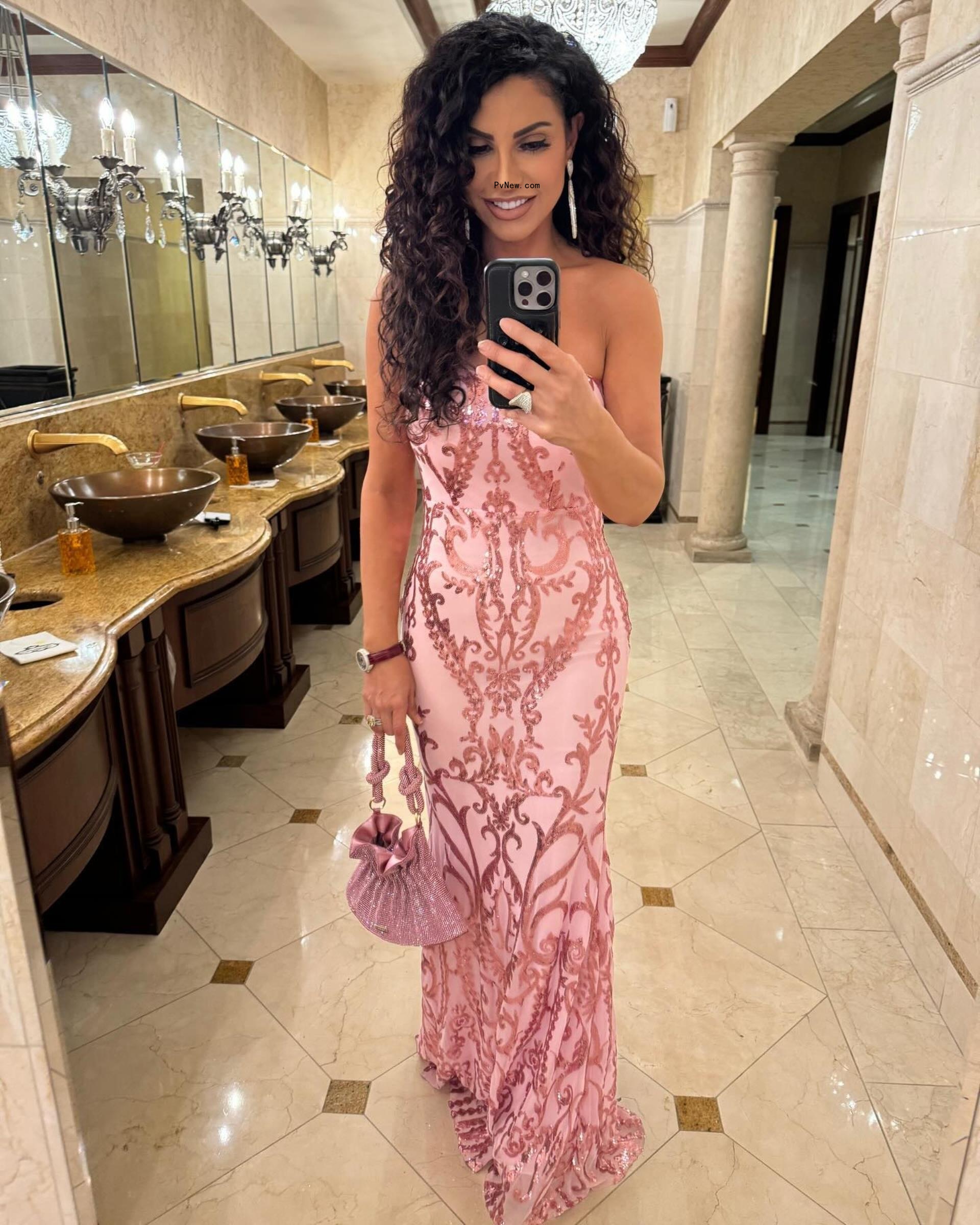 A mirror selfie of Jennifer Aydin