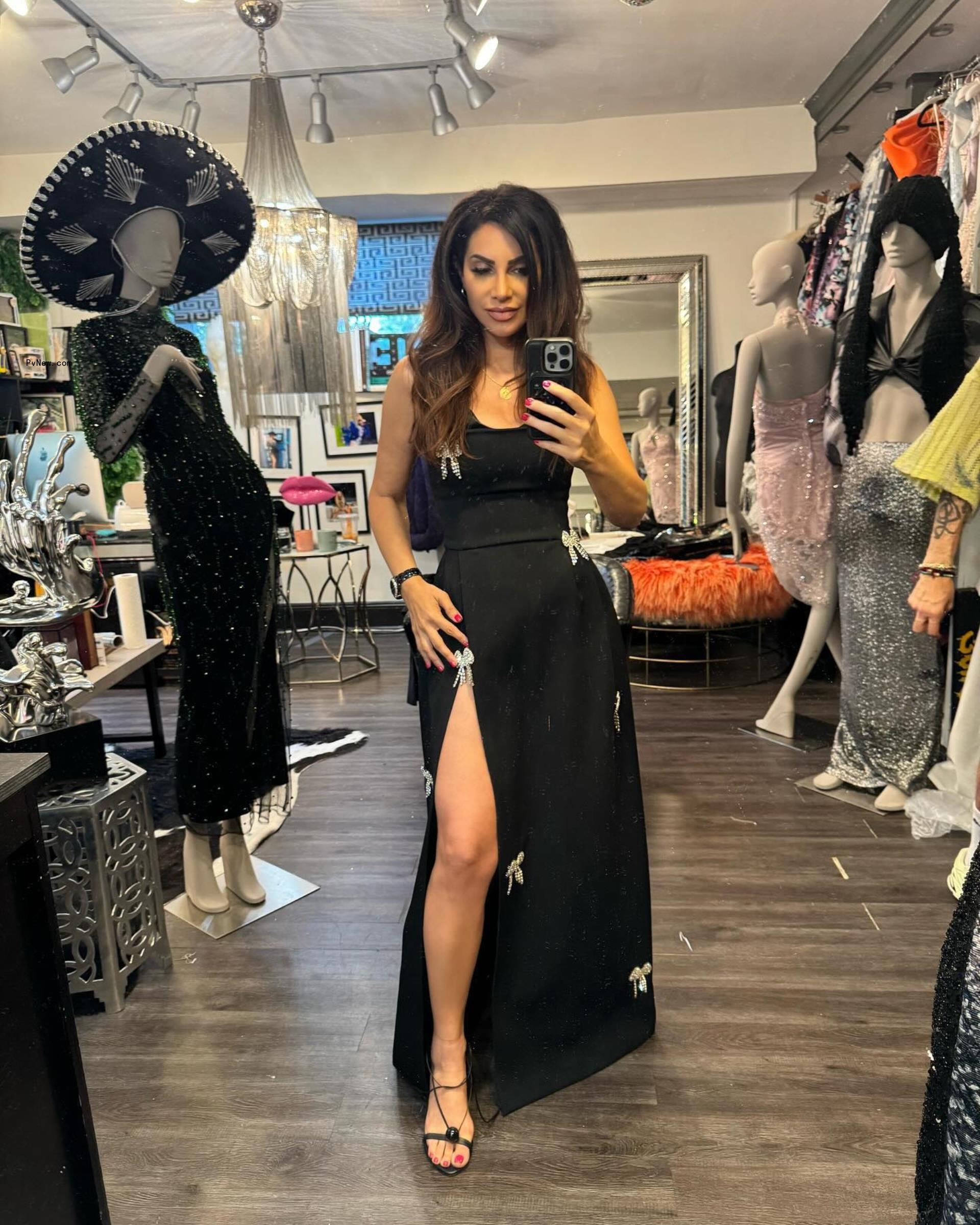 A mirror selfie of Jennifer Aydin