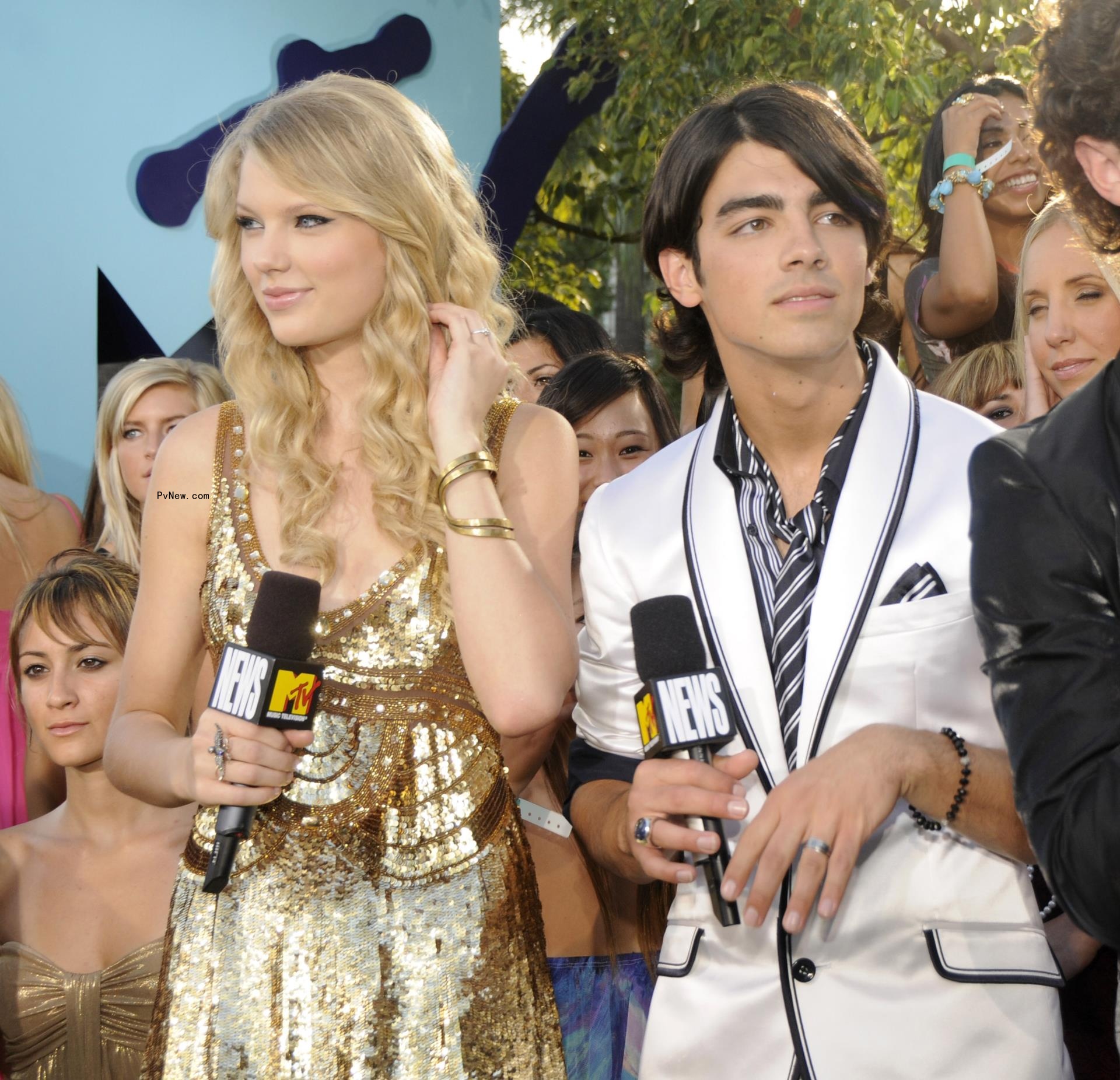 Taylor Swift and Joe Jo<i></i>nas in 2008