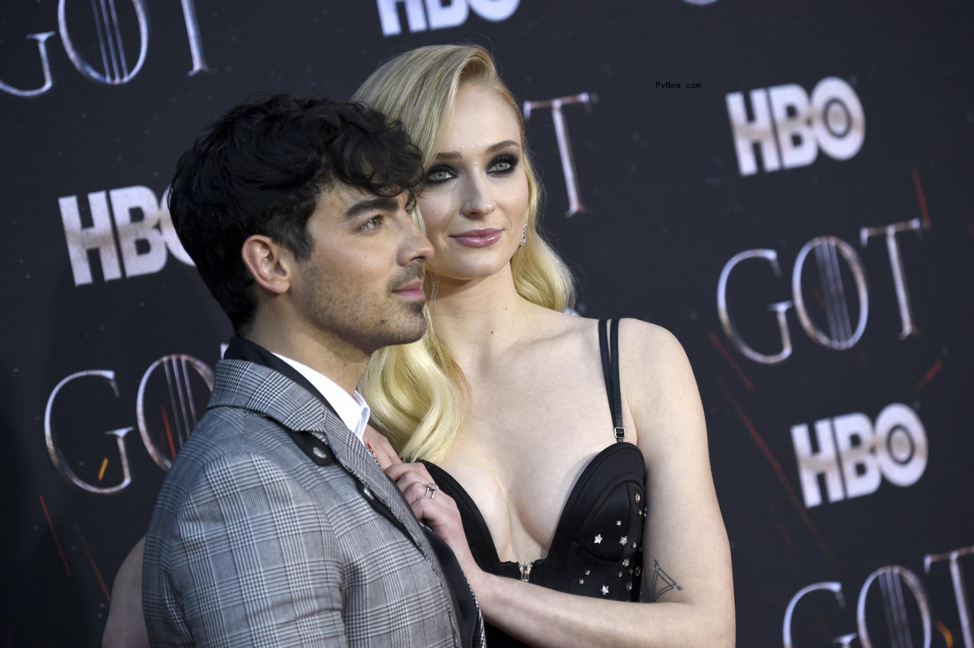 Joe Jo<i></i>nas and Sophie Turner