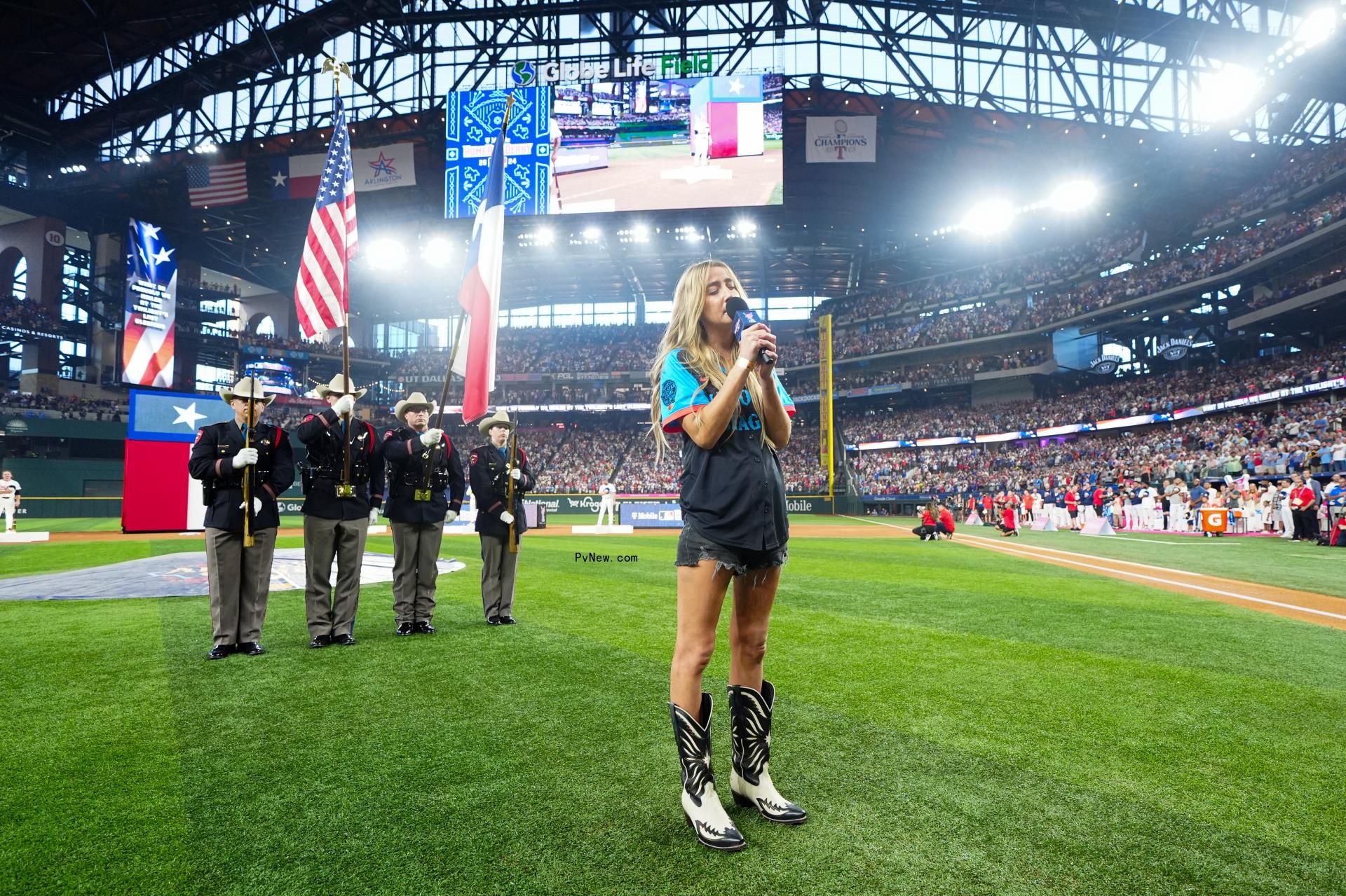Ingrid Andress singing the natio<i></i>nal anthem at the MLB Home Run Derby.
