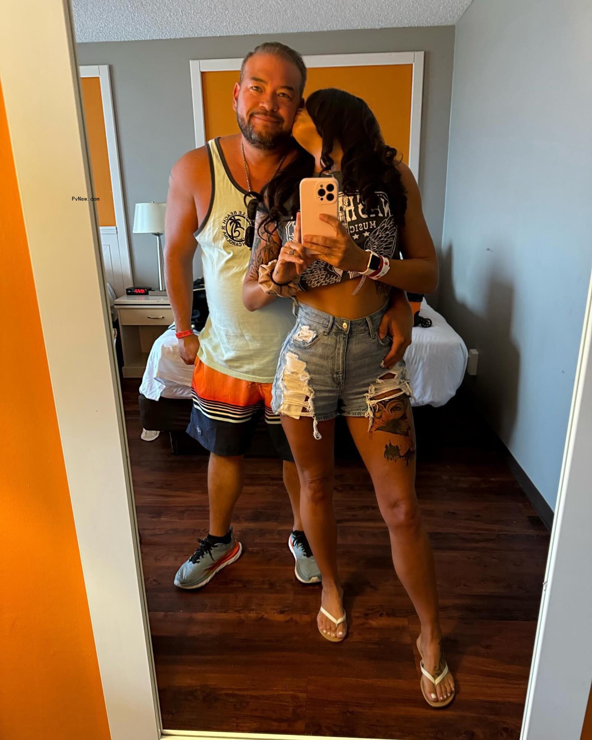 A mirror selfie of Jon Gosselin and his girlfriend