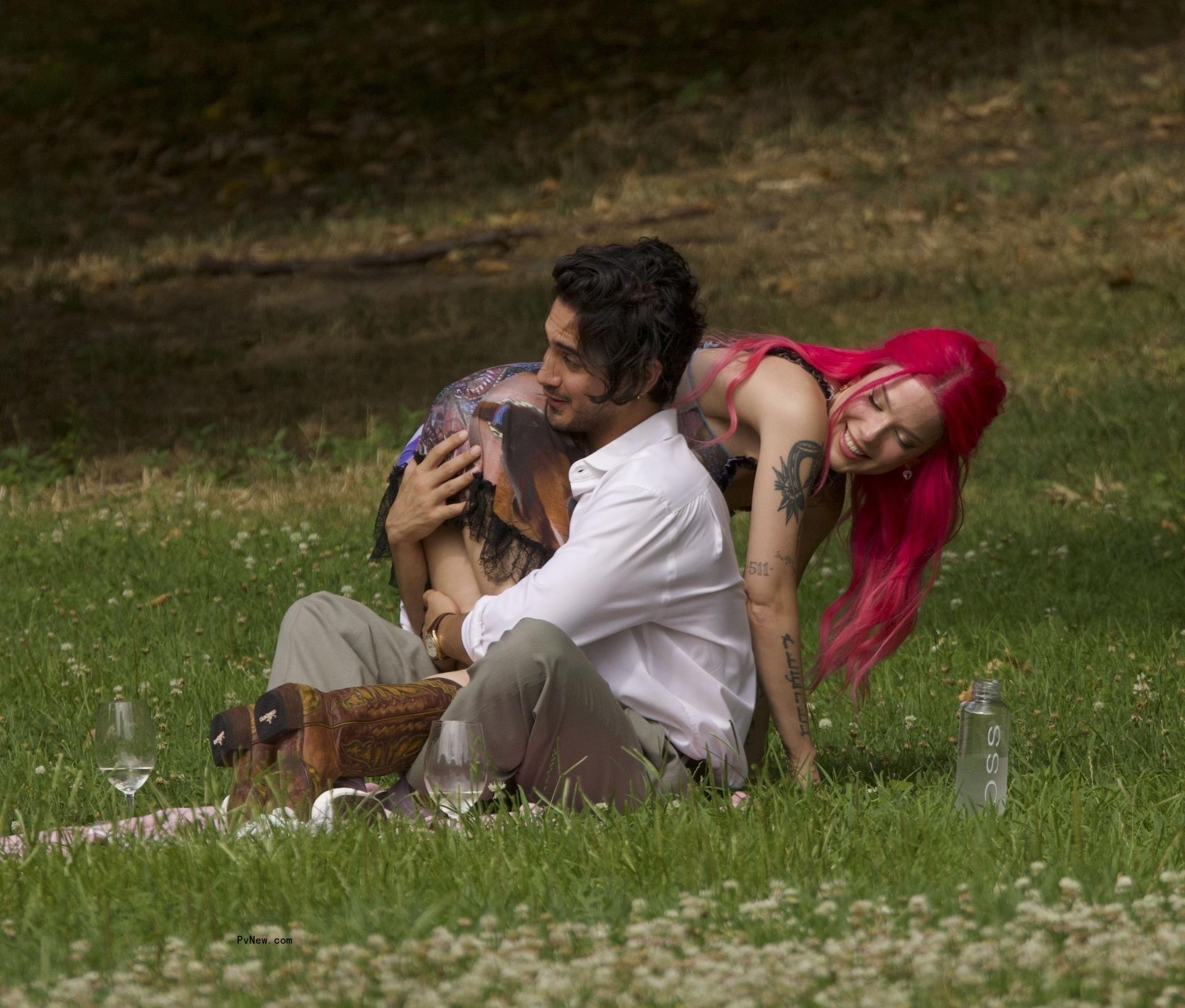 Halsey and Avan Jogia havin<i></i>g picnic in NYC park