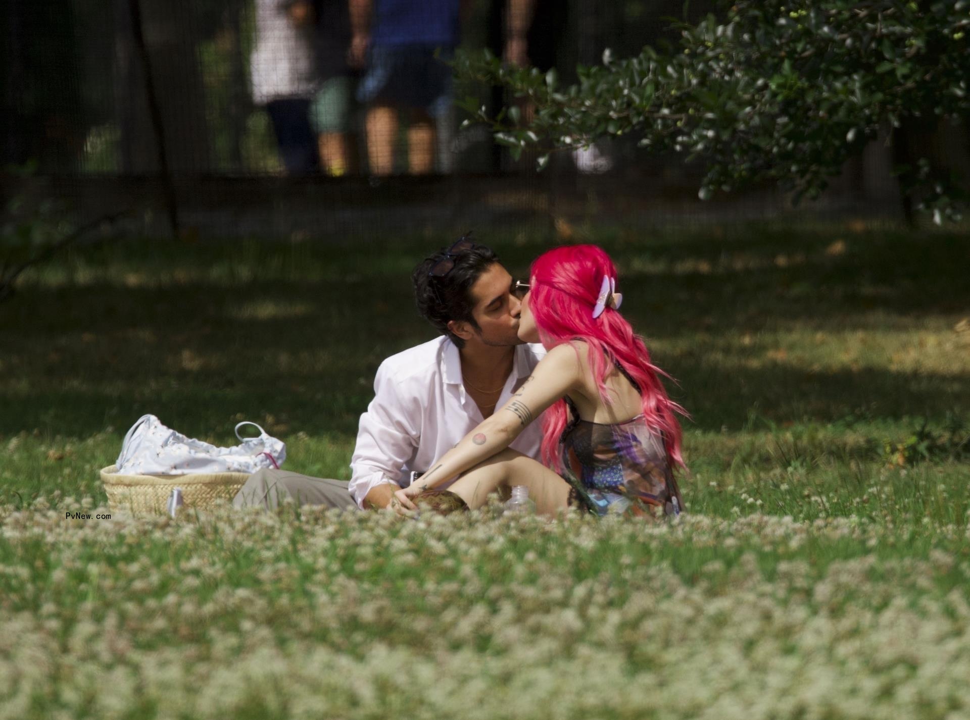 Halsey and Avan Jogia havin<i></i>g picnic in NYC park