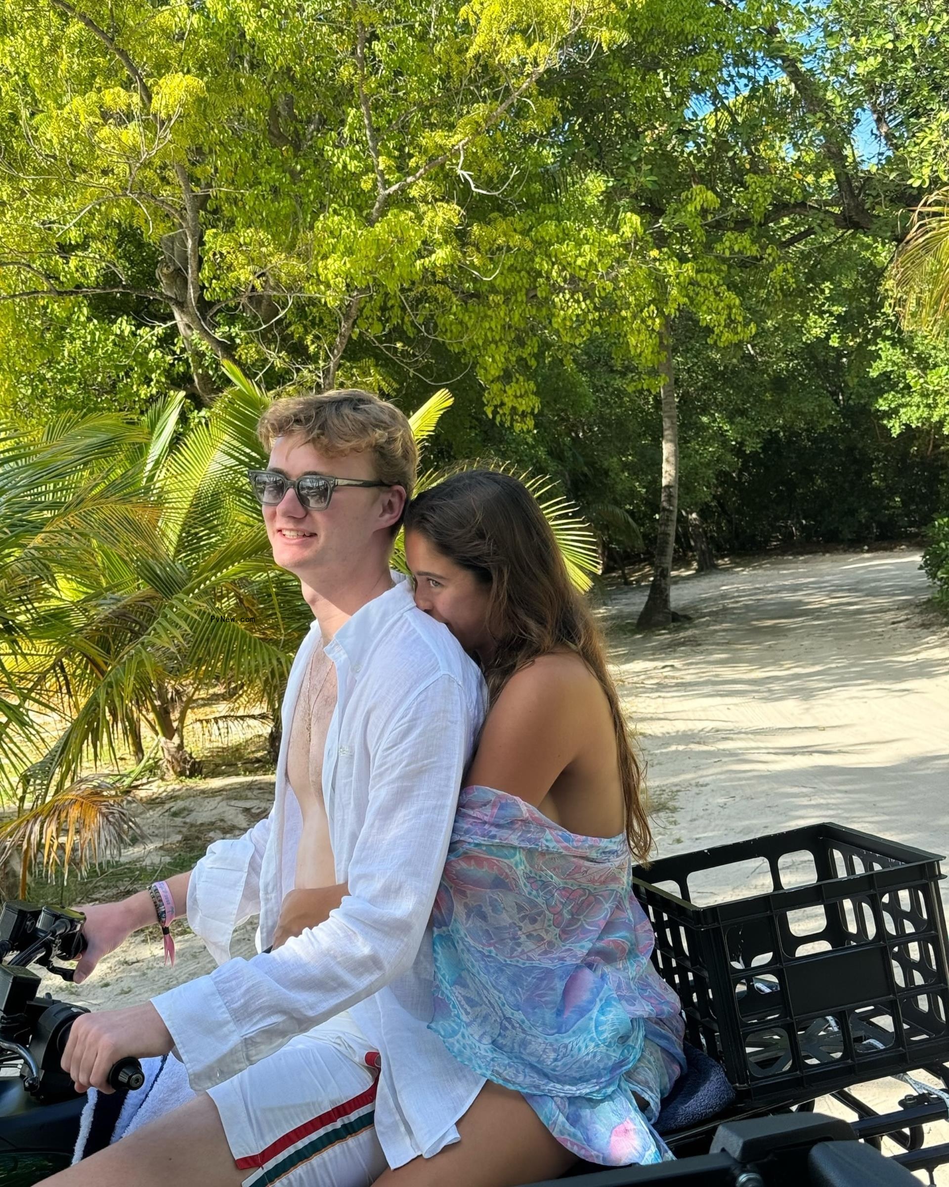 Lola Co<i></i>nsuelos sitting with her boyfriend