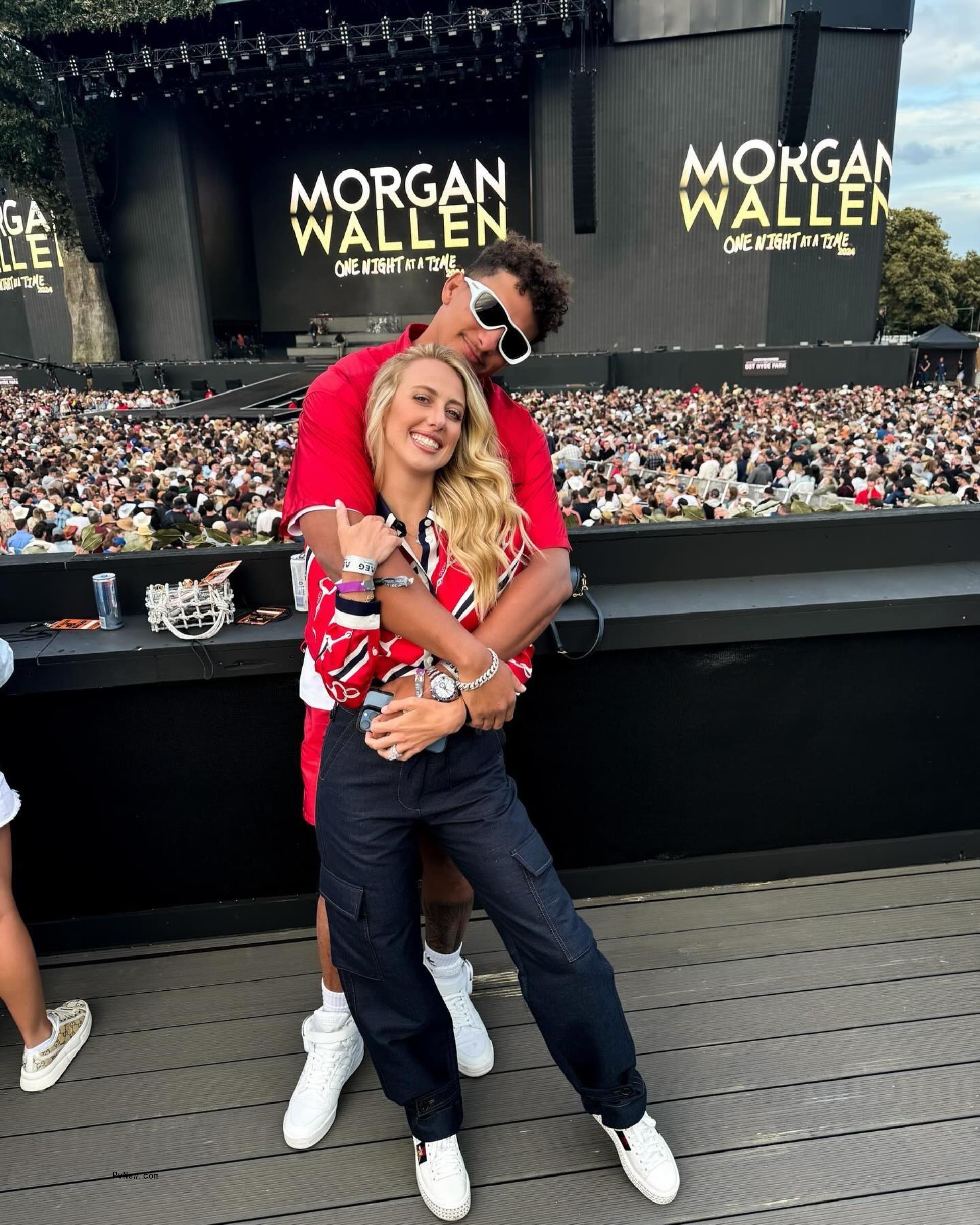 Brittany Mahomes and Patrick Mahomes posing together