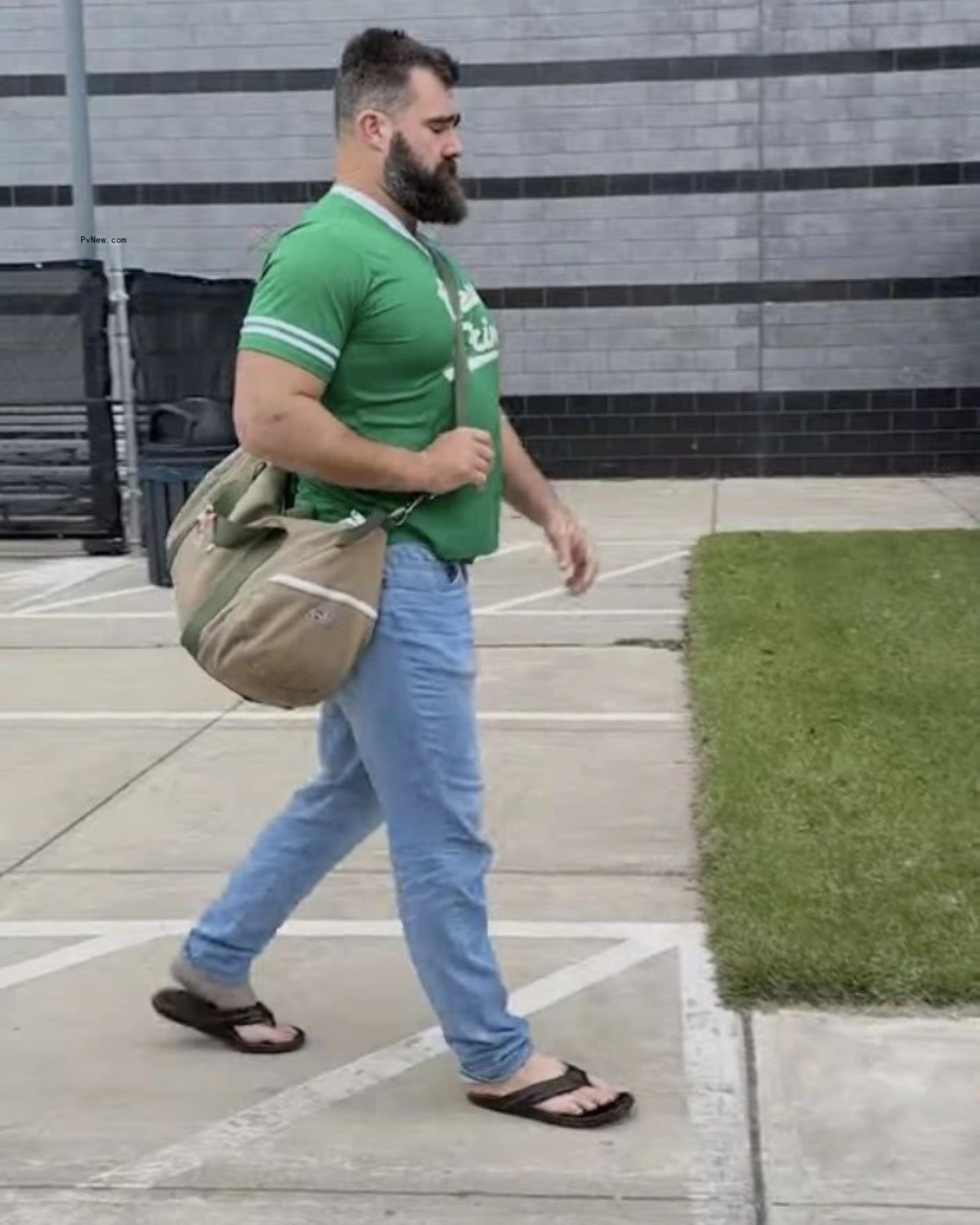 jason kelce walking in jeans, flip-flops and t-shirt