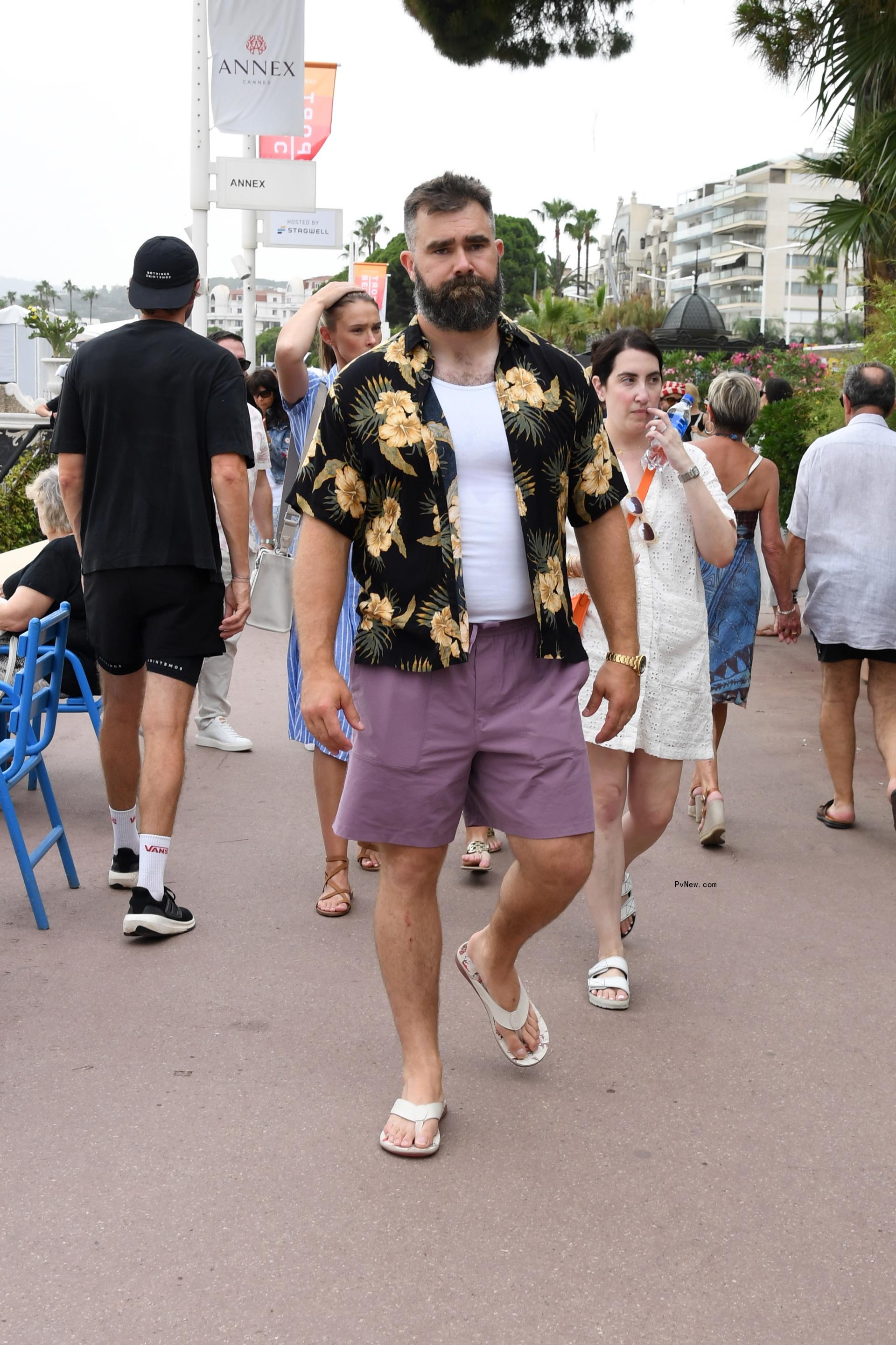 jason kelce walking in flip-flops