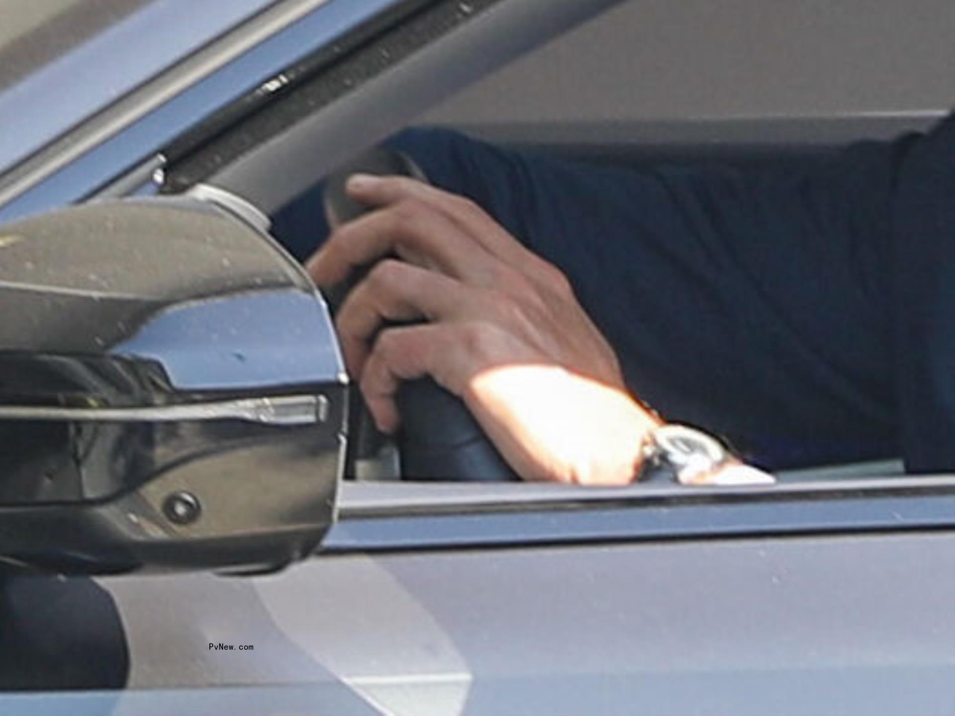Ben Affleck's hand without a ring on driving