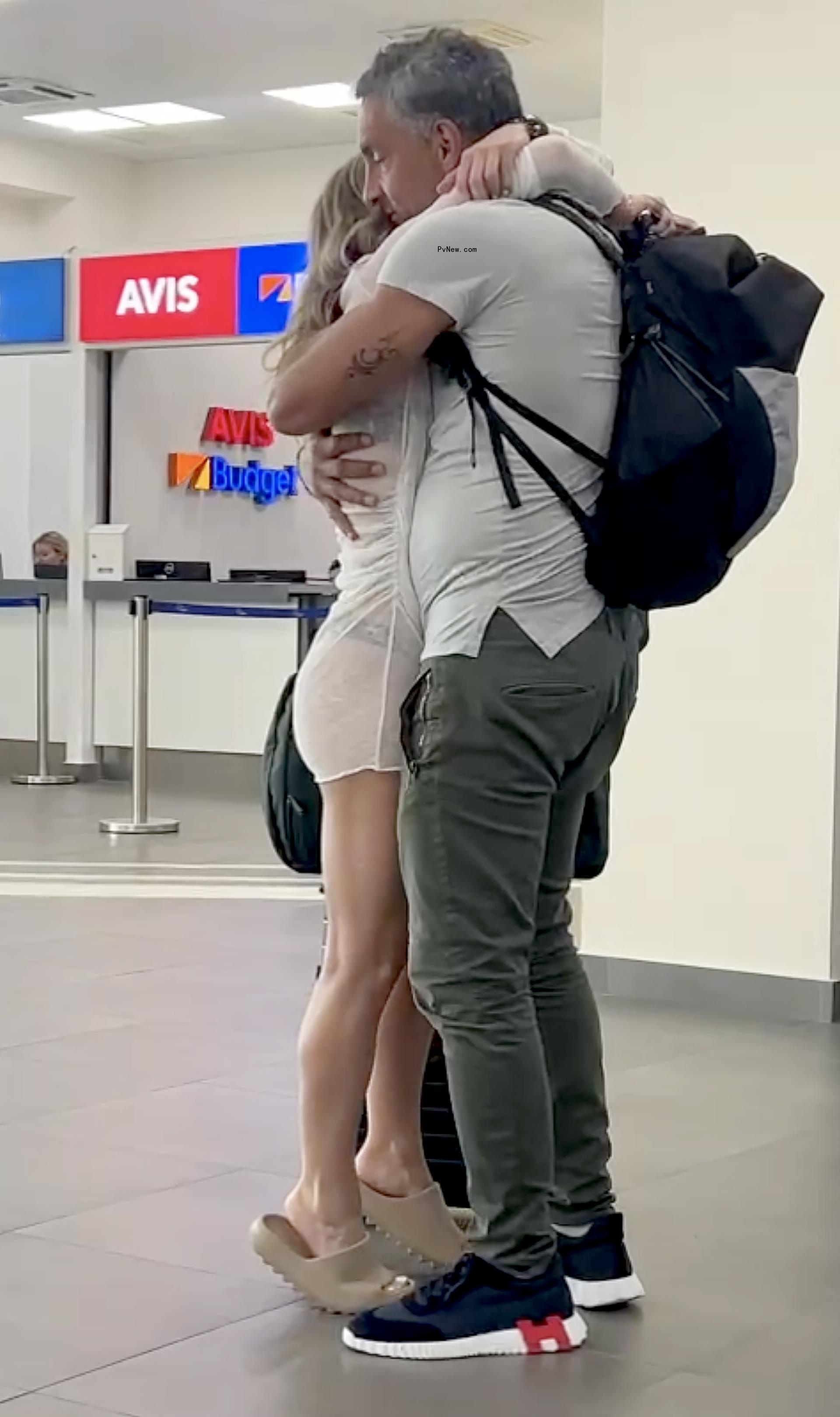 Mauricio Umansky hugging a woman