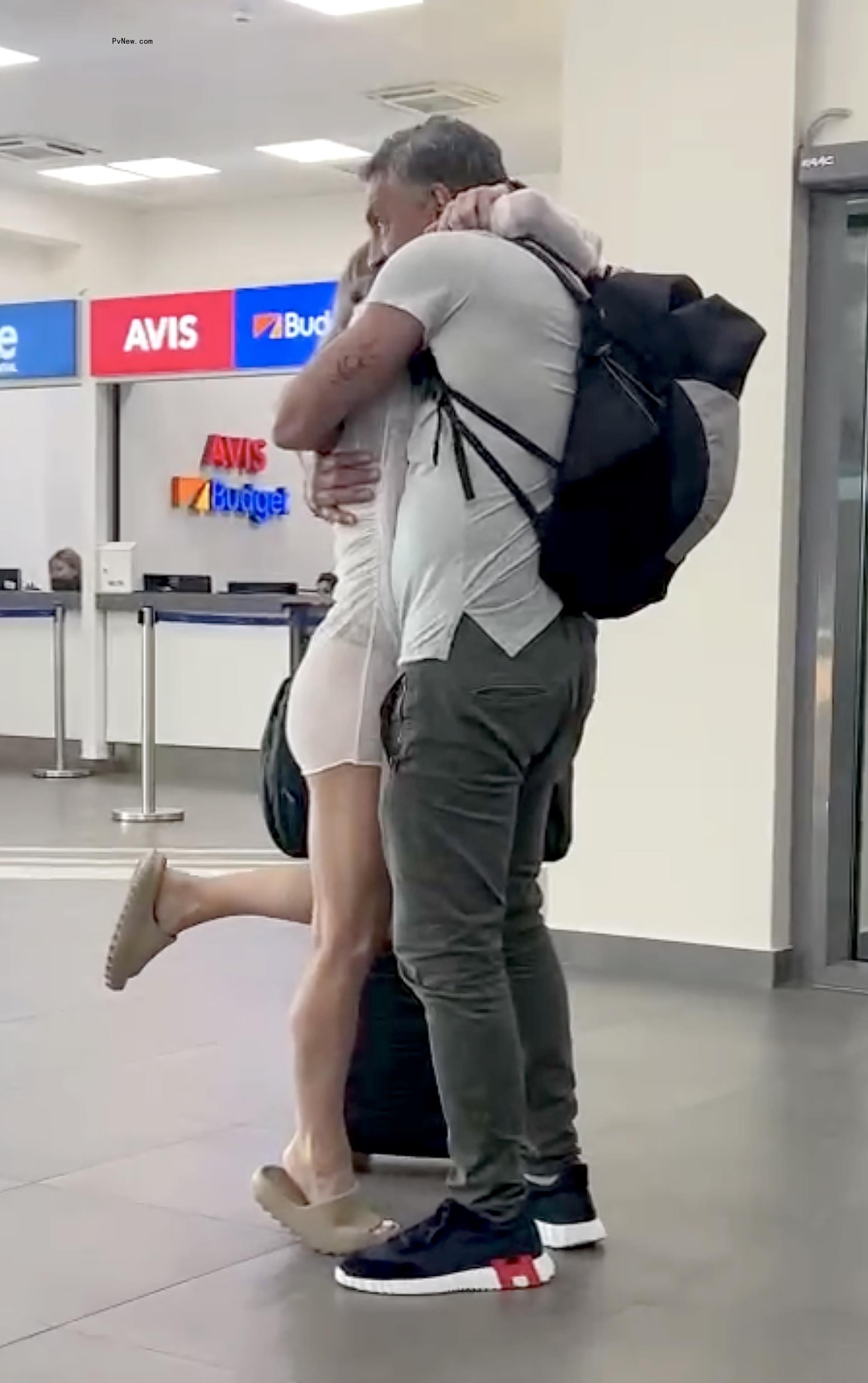 Mauricio Umansky hugging a woman