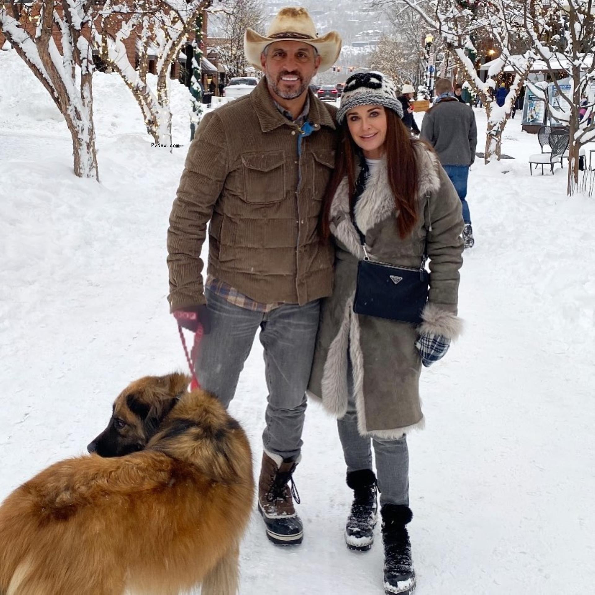 Kyle Richards, Mauricio Umansky posing together