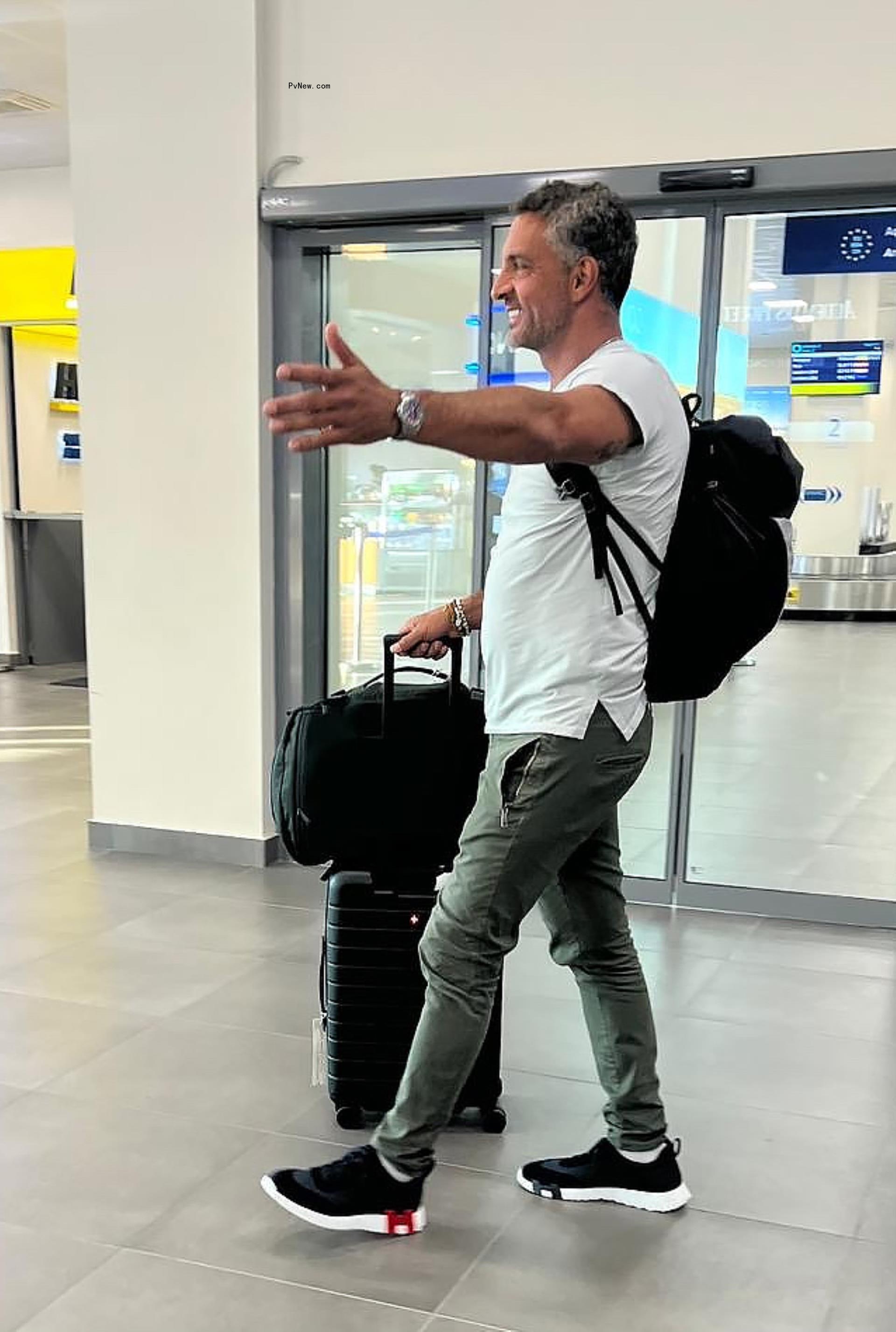 Mauricio Umansky smiling in an airport
