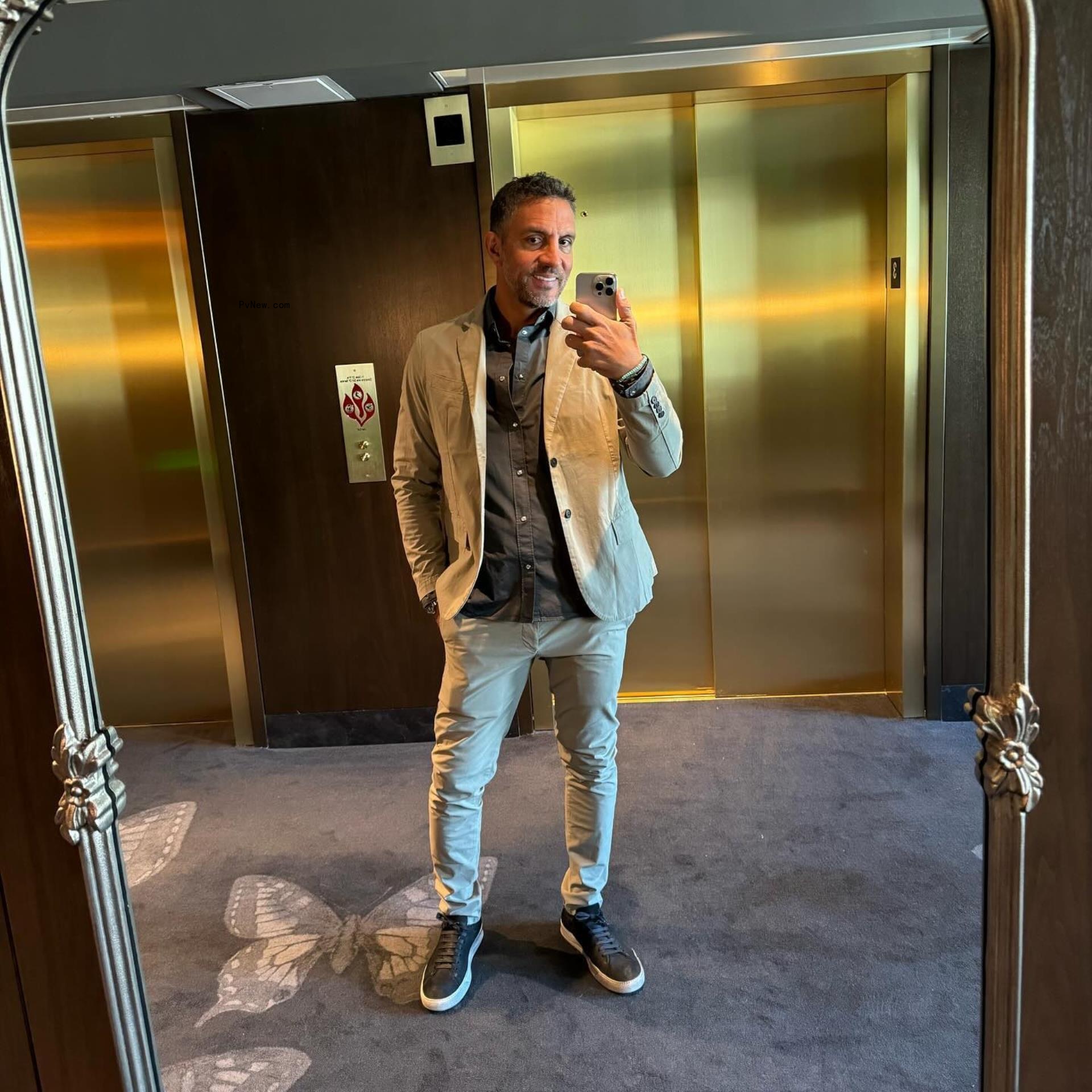 A mirror selfie of Mauricio Umansky