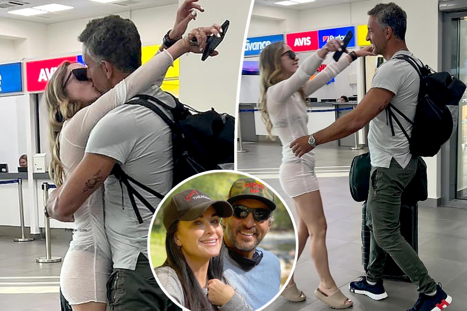 Mauricio Umansky packs on PDA with mystery woman in Myko<i></i>nos after Kyle Richards separation