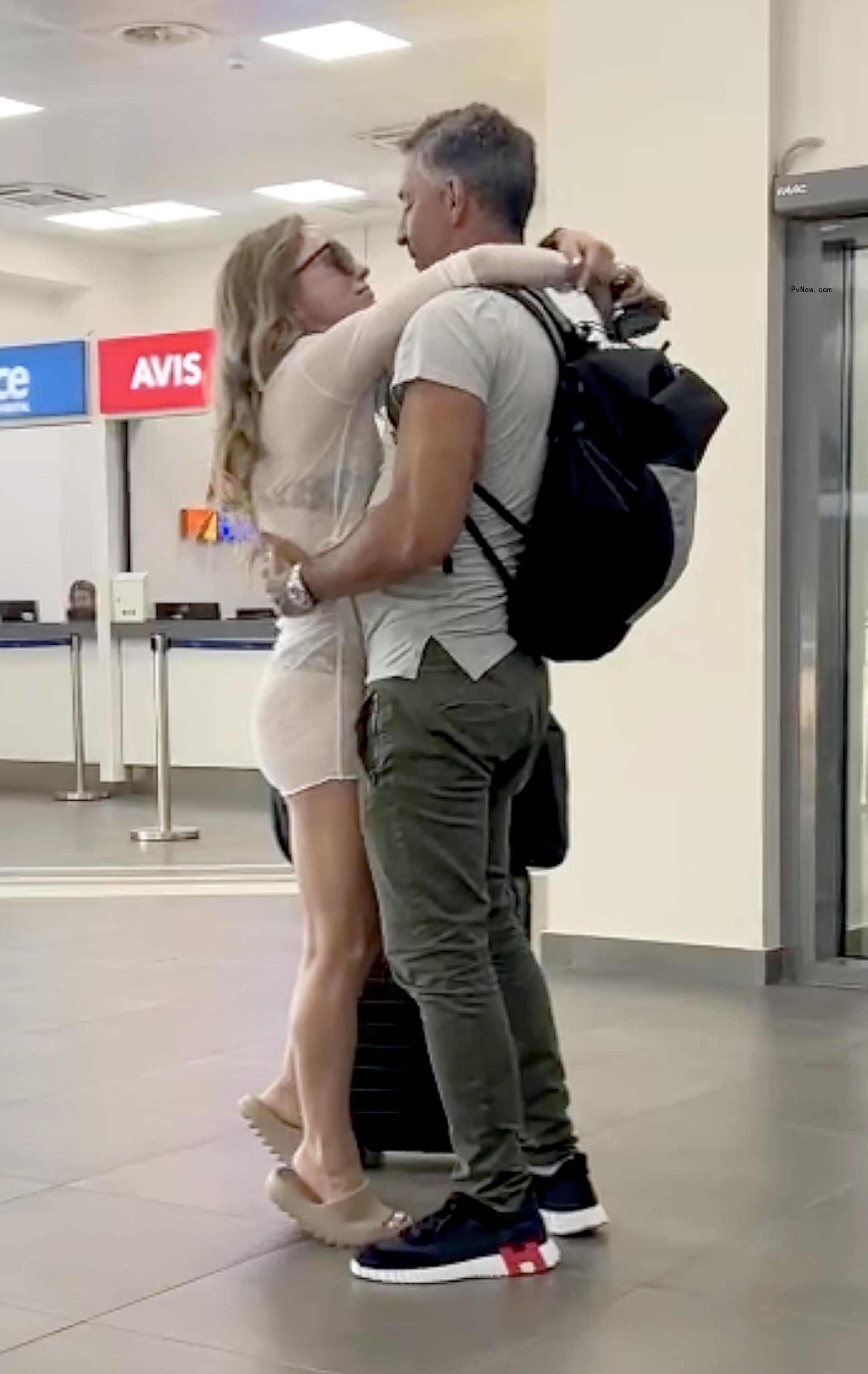 Mauricio Umansky hugging a woman