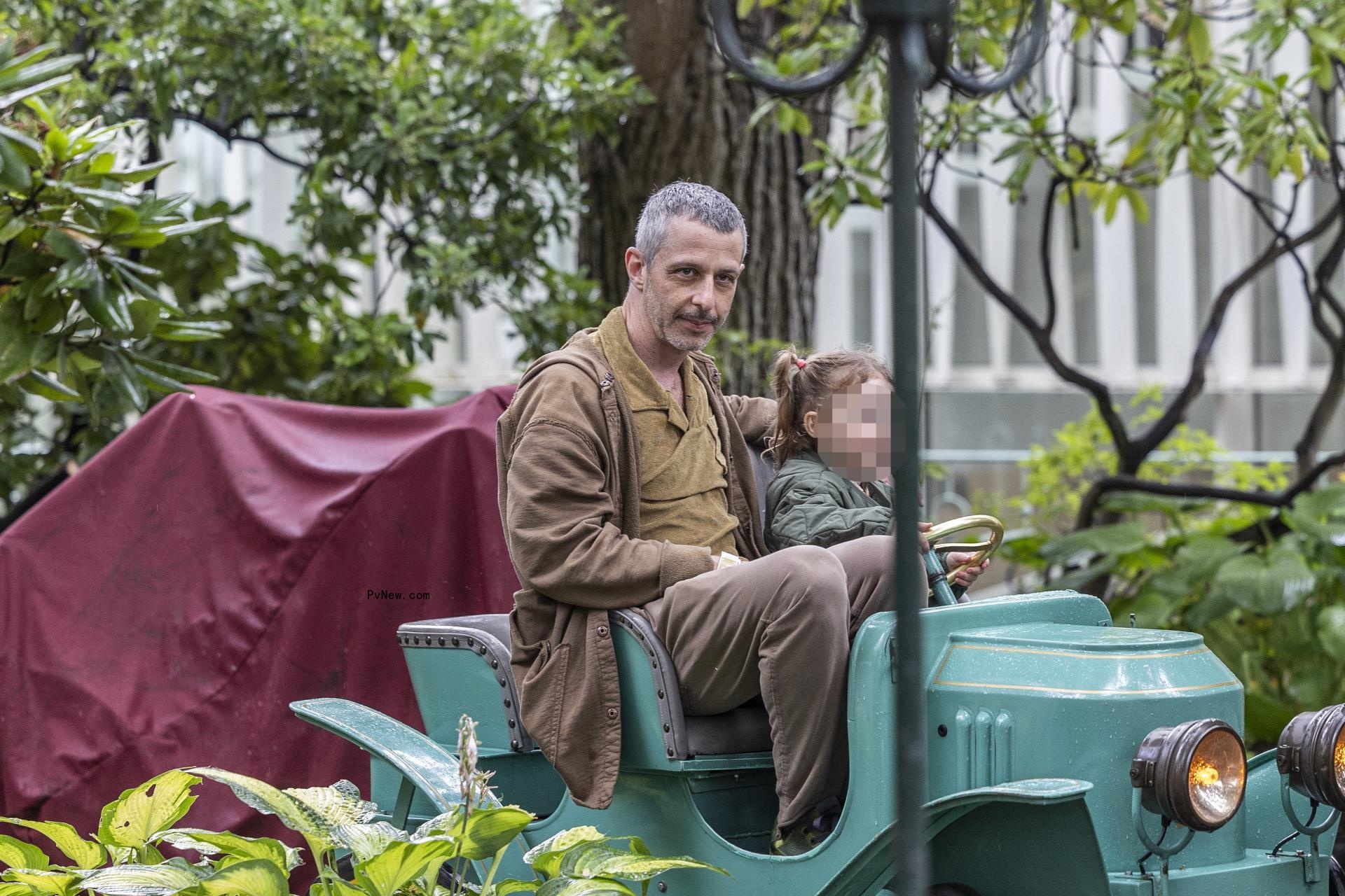 Jeremy Strong on a ride with his daughter
