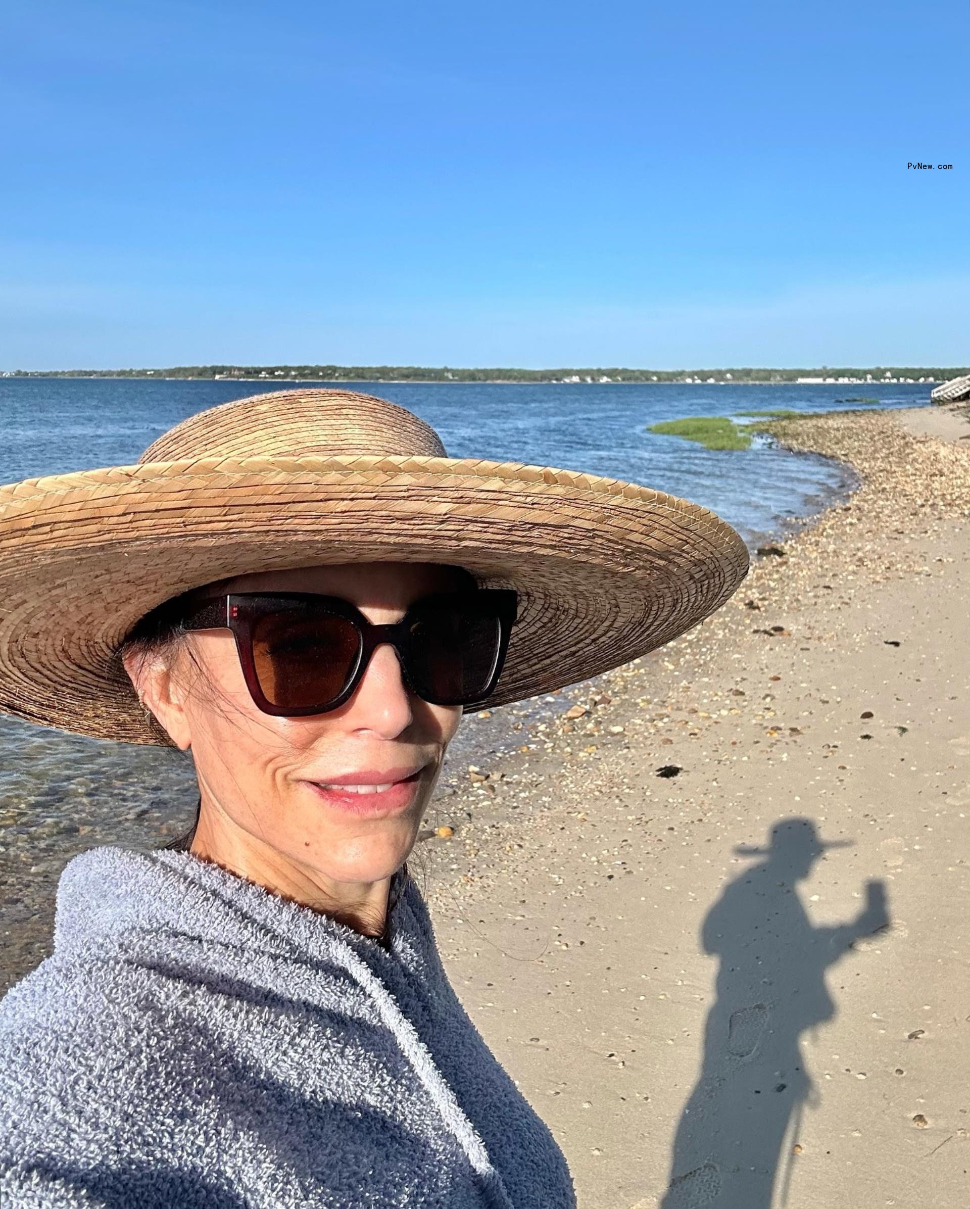 bethenny frankel selfie on the beach