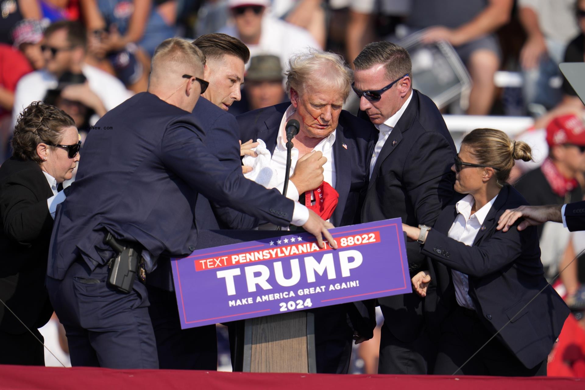 Do<i></i>nald Trump bleeding at Pennsylvania rally