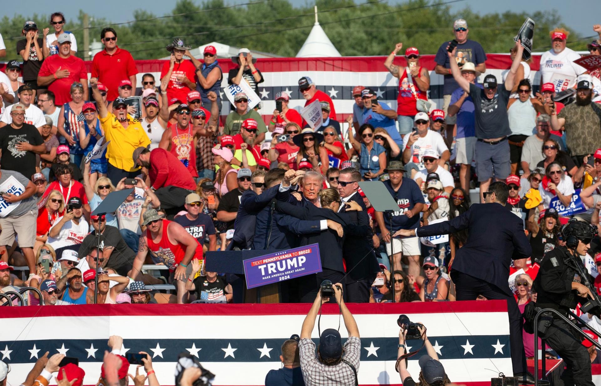 Do<i></i>nald Trump bleeding at Pennsylvania rally