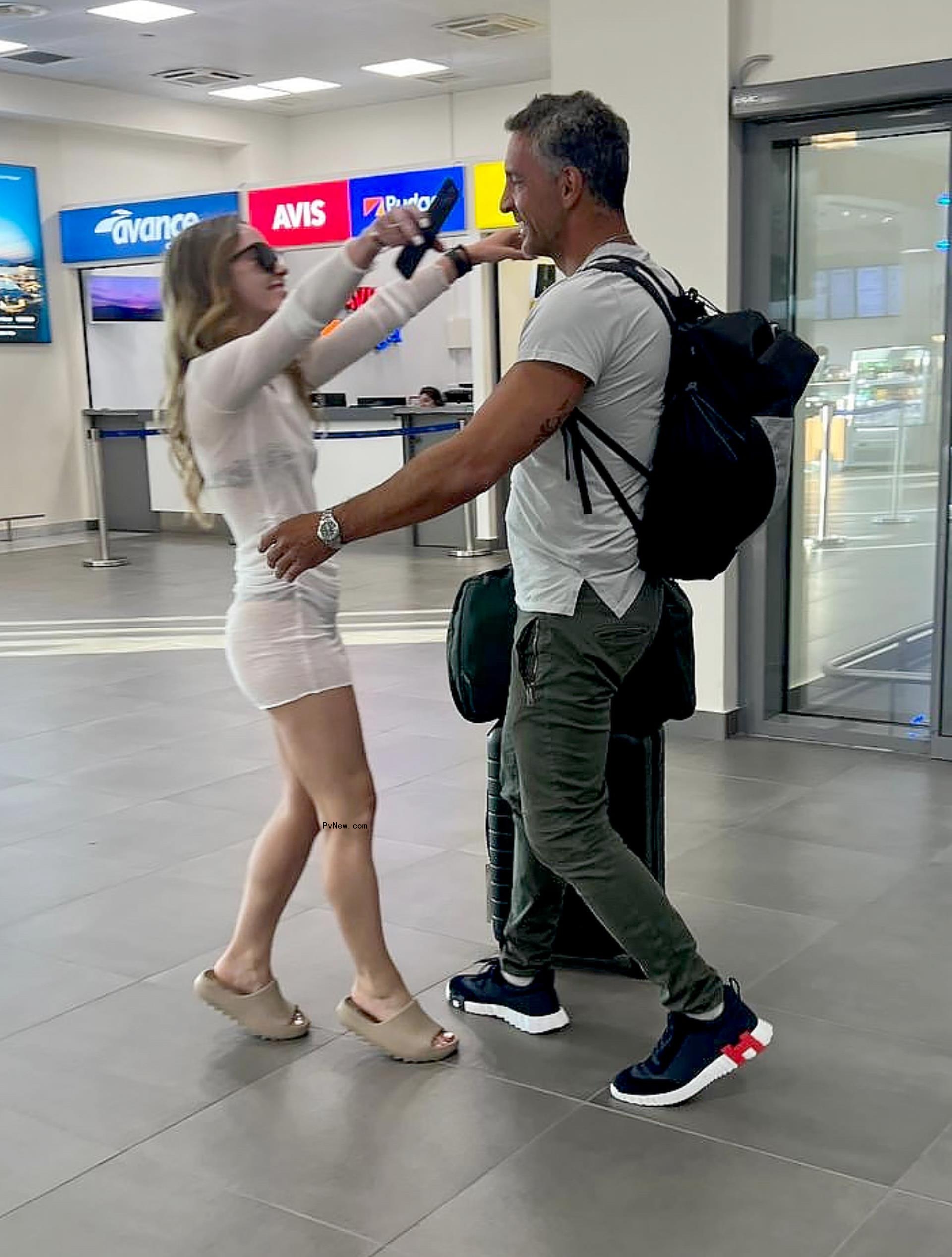 Mauricio Umansky embraces mystery woman