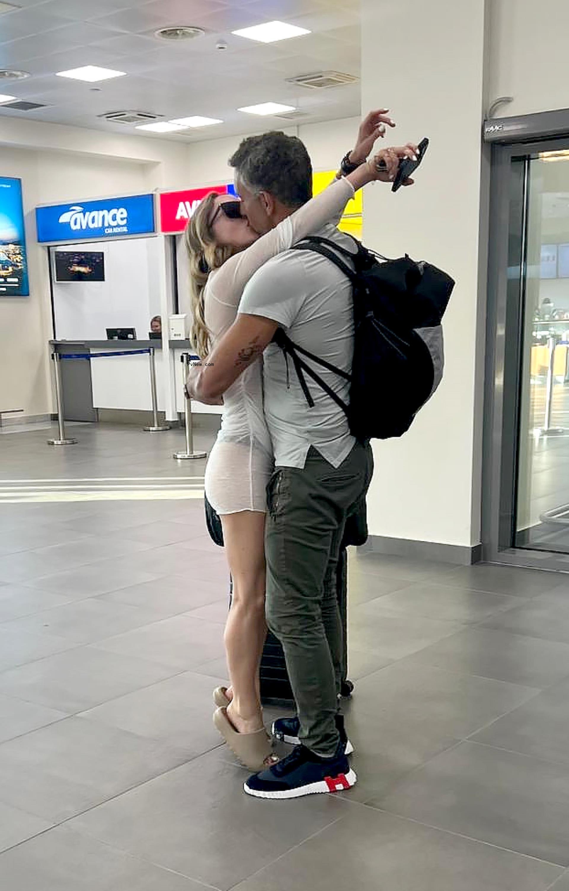 Mauricio Umansky kissing a woman