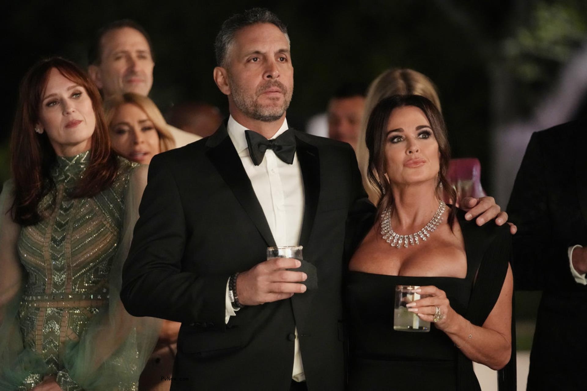 Mauricio Umansky and Kyle Richards standing together