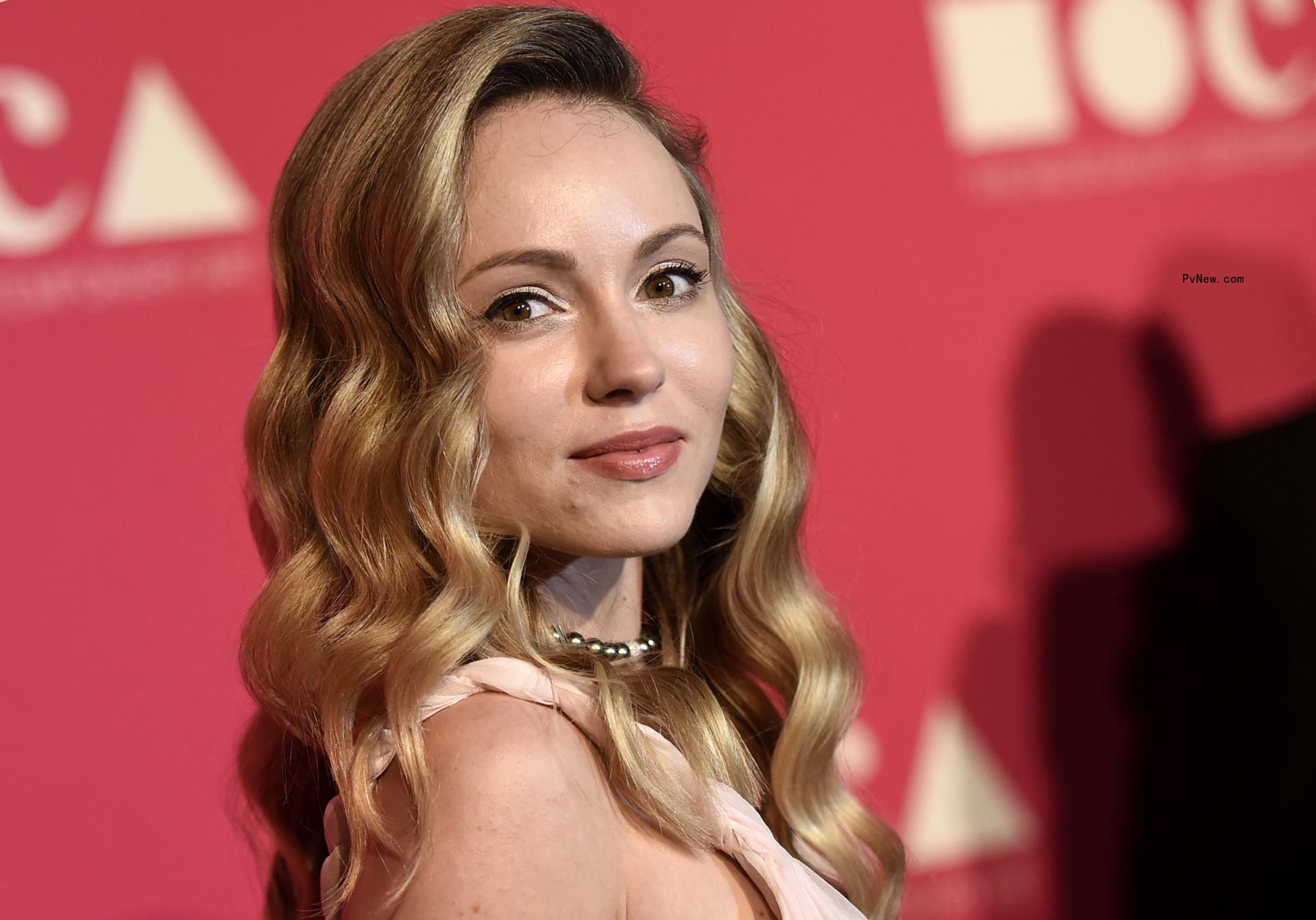 Nikita Kahn posing on a red carpet
