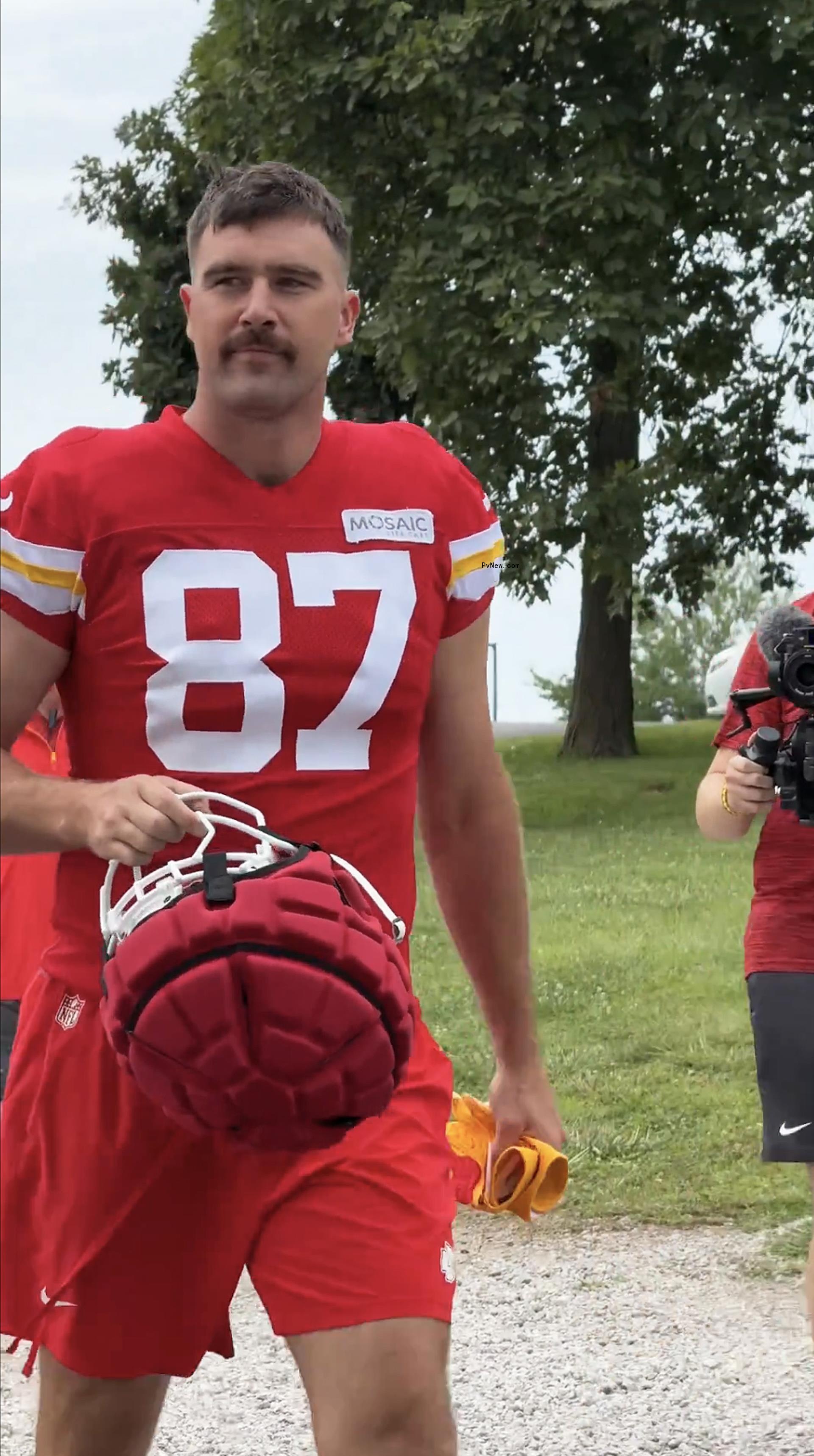 Travis Kelce arriving to training camp.