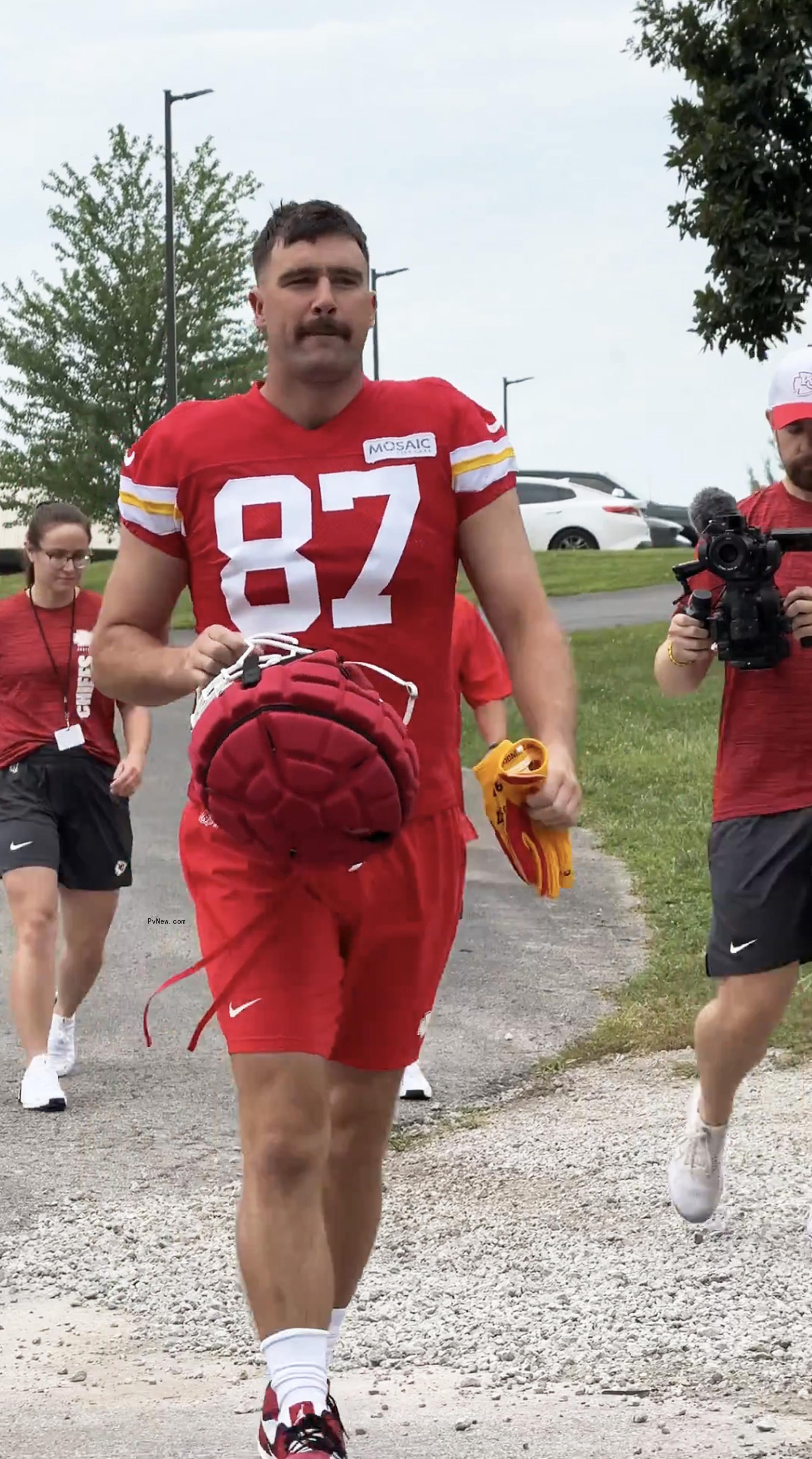 Travis Kelce arriving to training camp.