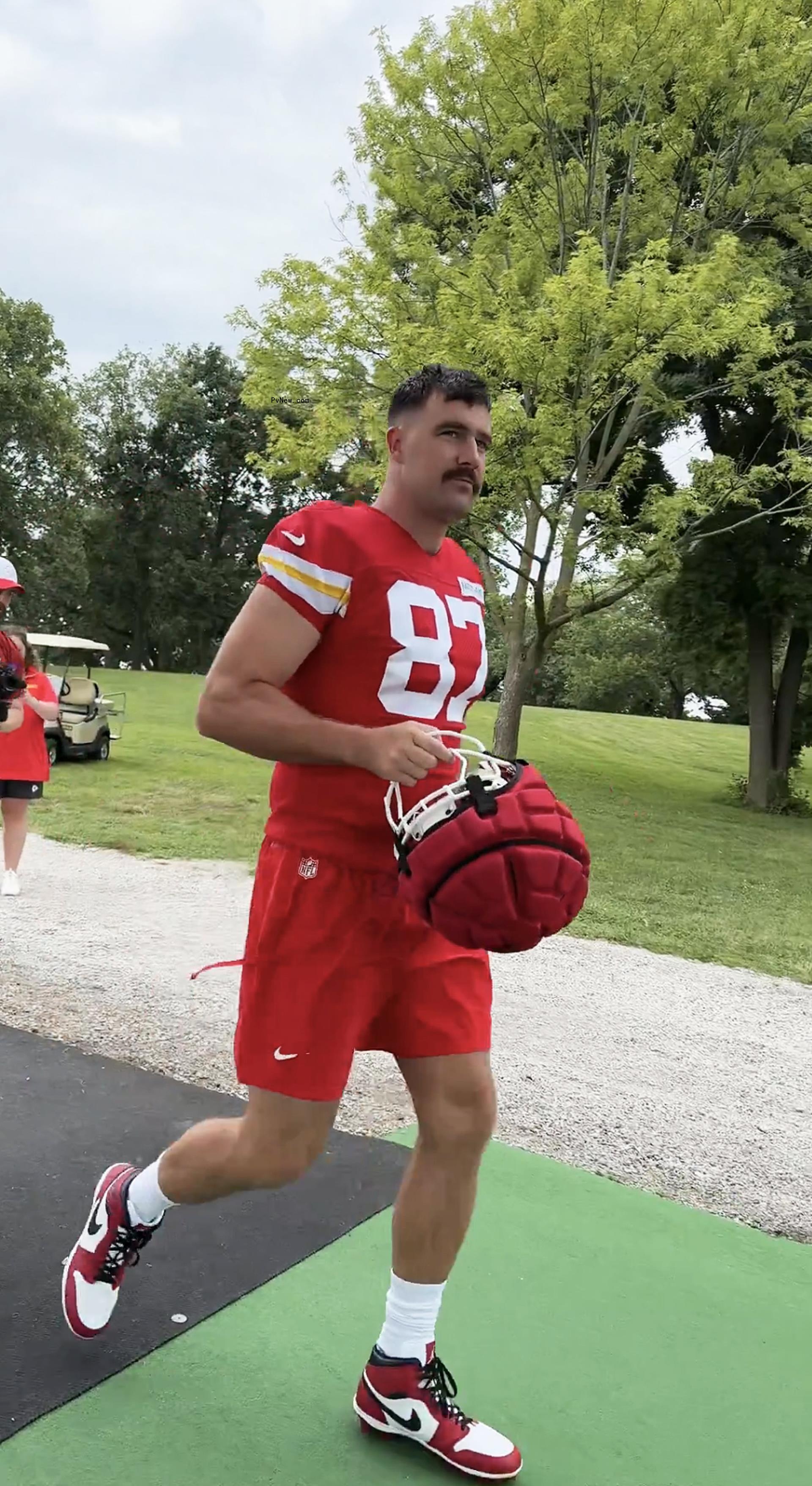 Travis Kelce arriving to training camp.