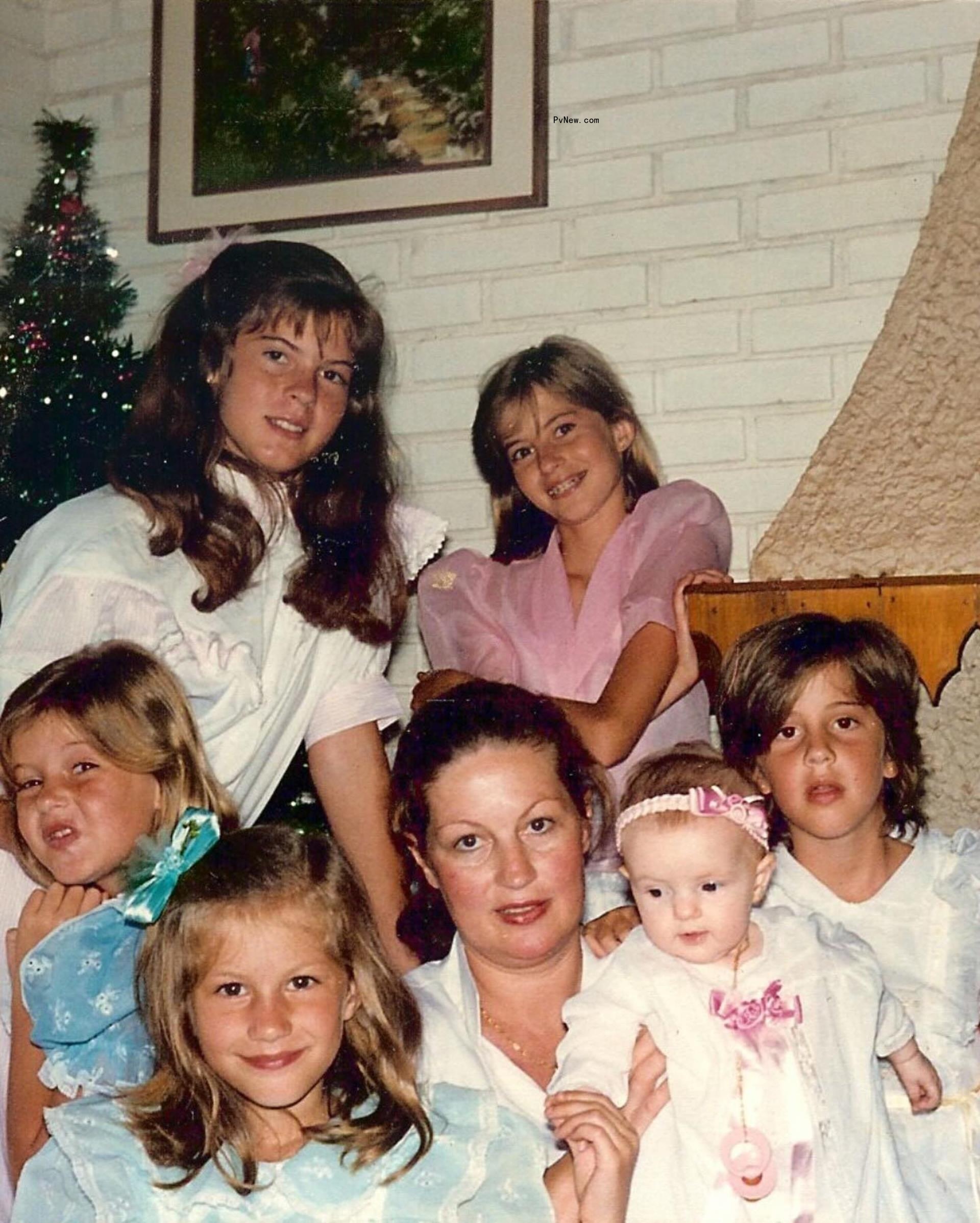 Gisele Bündchen with her mom Vânia Bündchen, and her sisters, Raquel, Graziela, Gabriela, Rafaela, and Patrícia Bündchen.