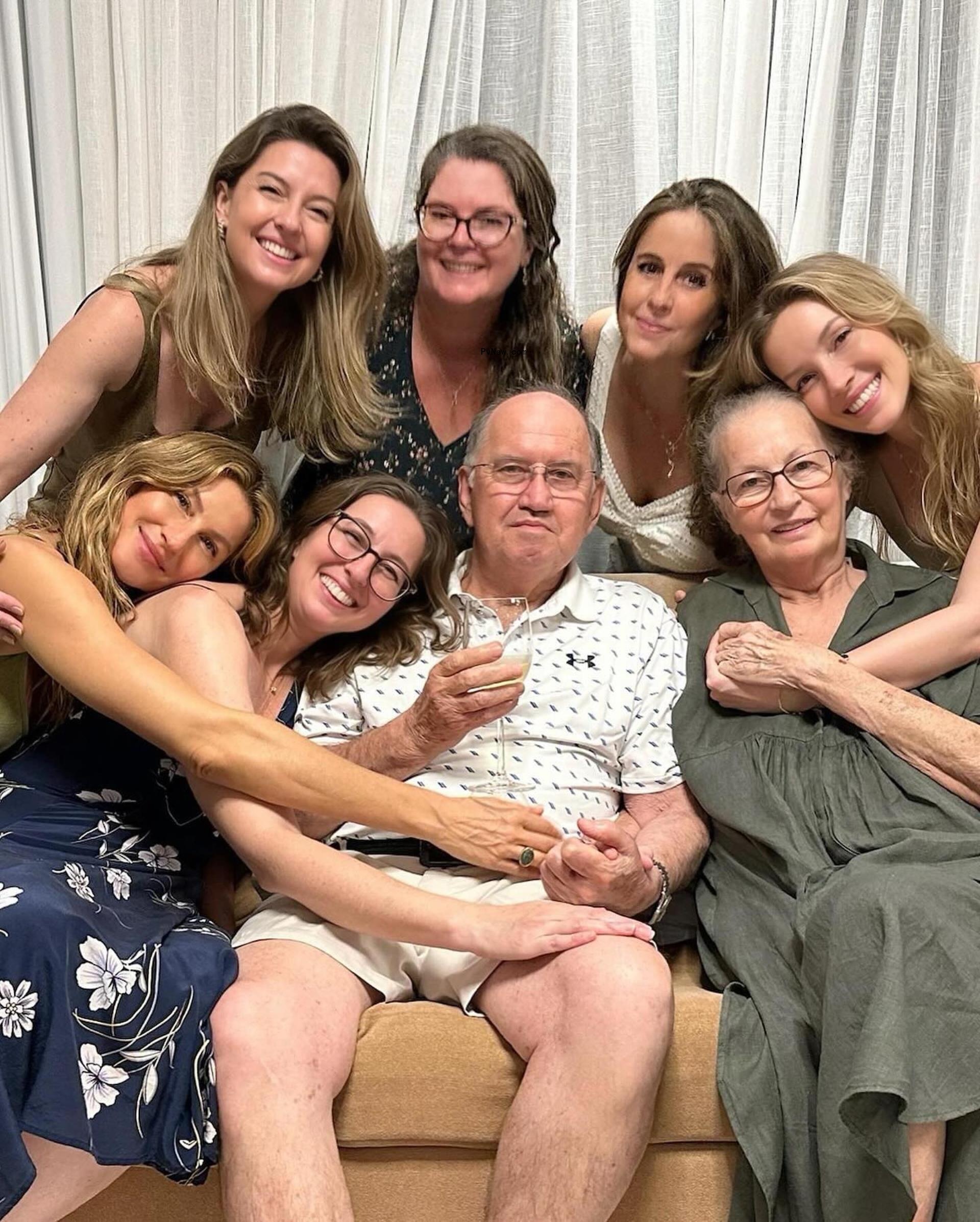 Gisele Bündchen with her parents, Vânia and Valdir Bündchen, and her sisters, Raquel, Graziela, Gabriela, Rafaela, and Patrícia Bündchen.