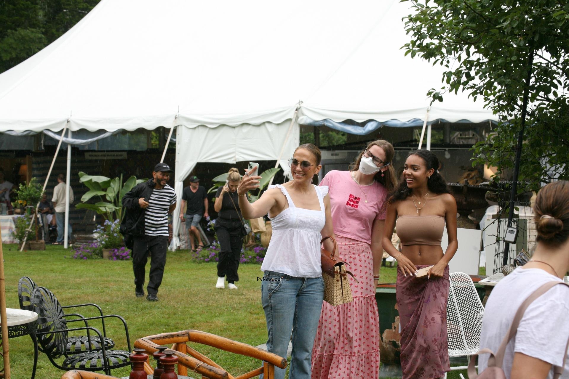 Violet Affleck and Jennifer Lopez in the Hamptons.